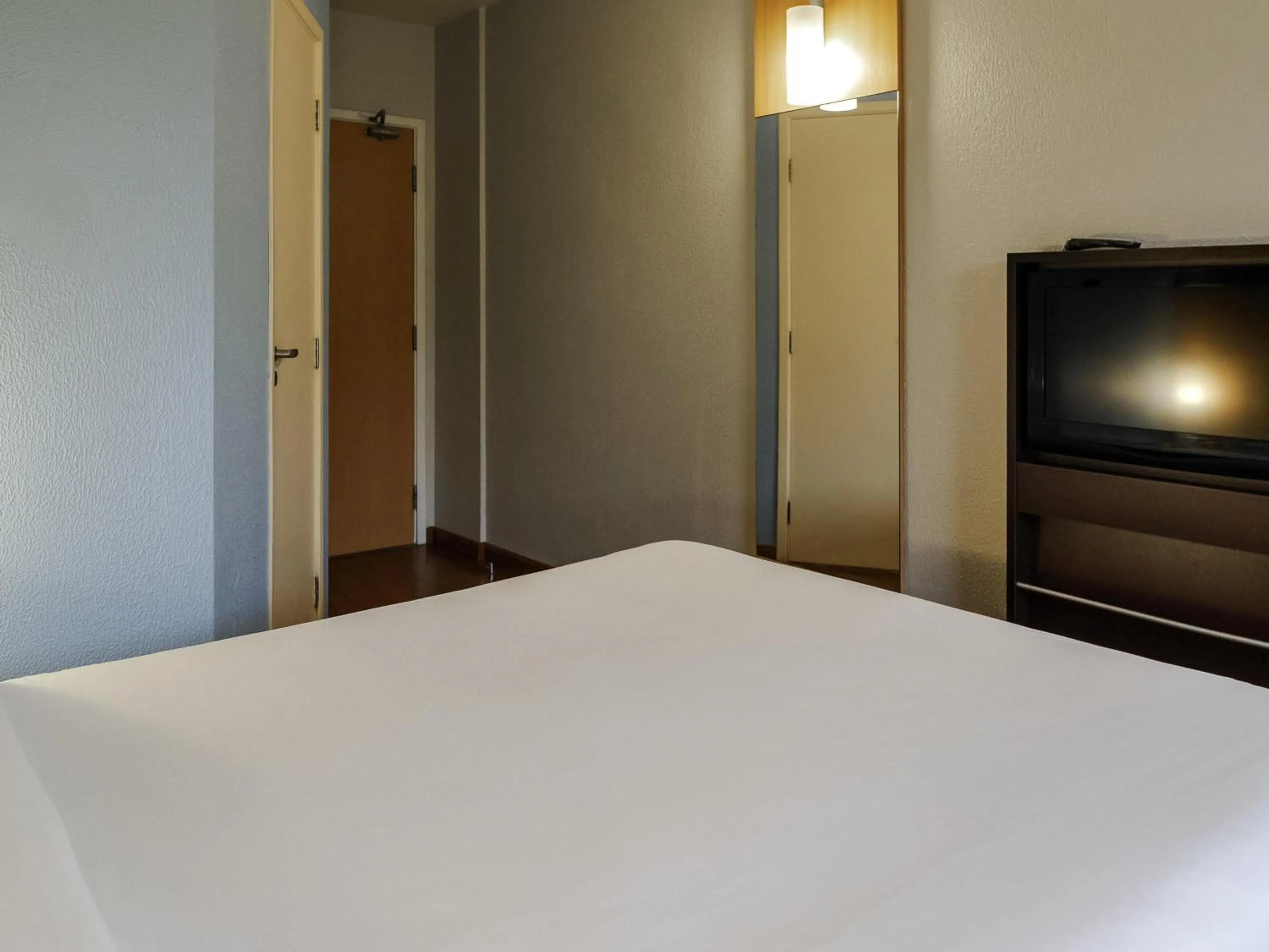 Bedroom, Bed in ibis Curitiba Aeroporto