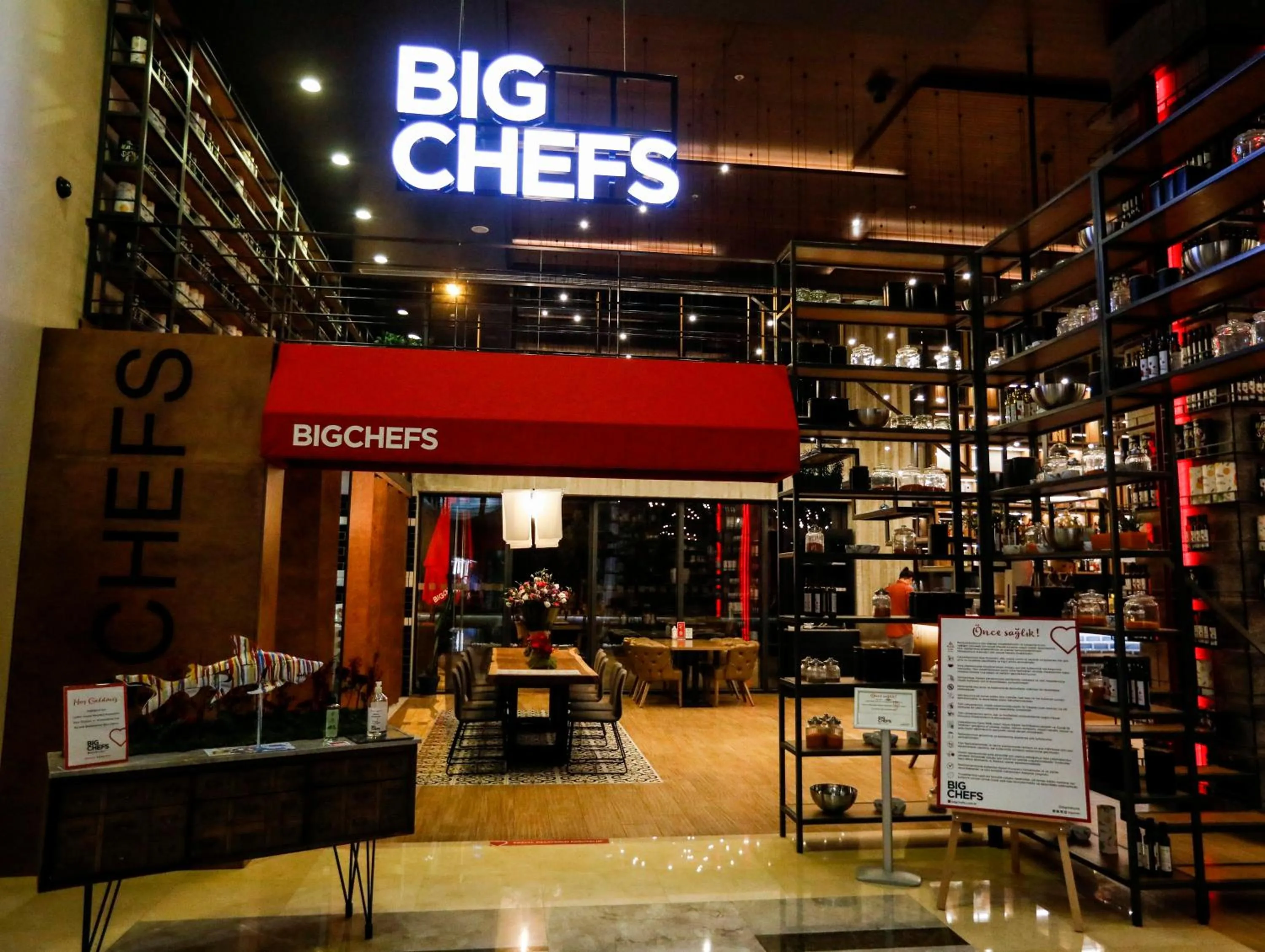 Lounge or bar in Holiday Inn Kayseri - Duvenonu by IHG