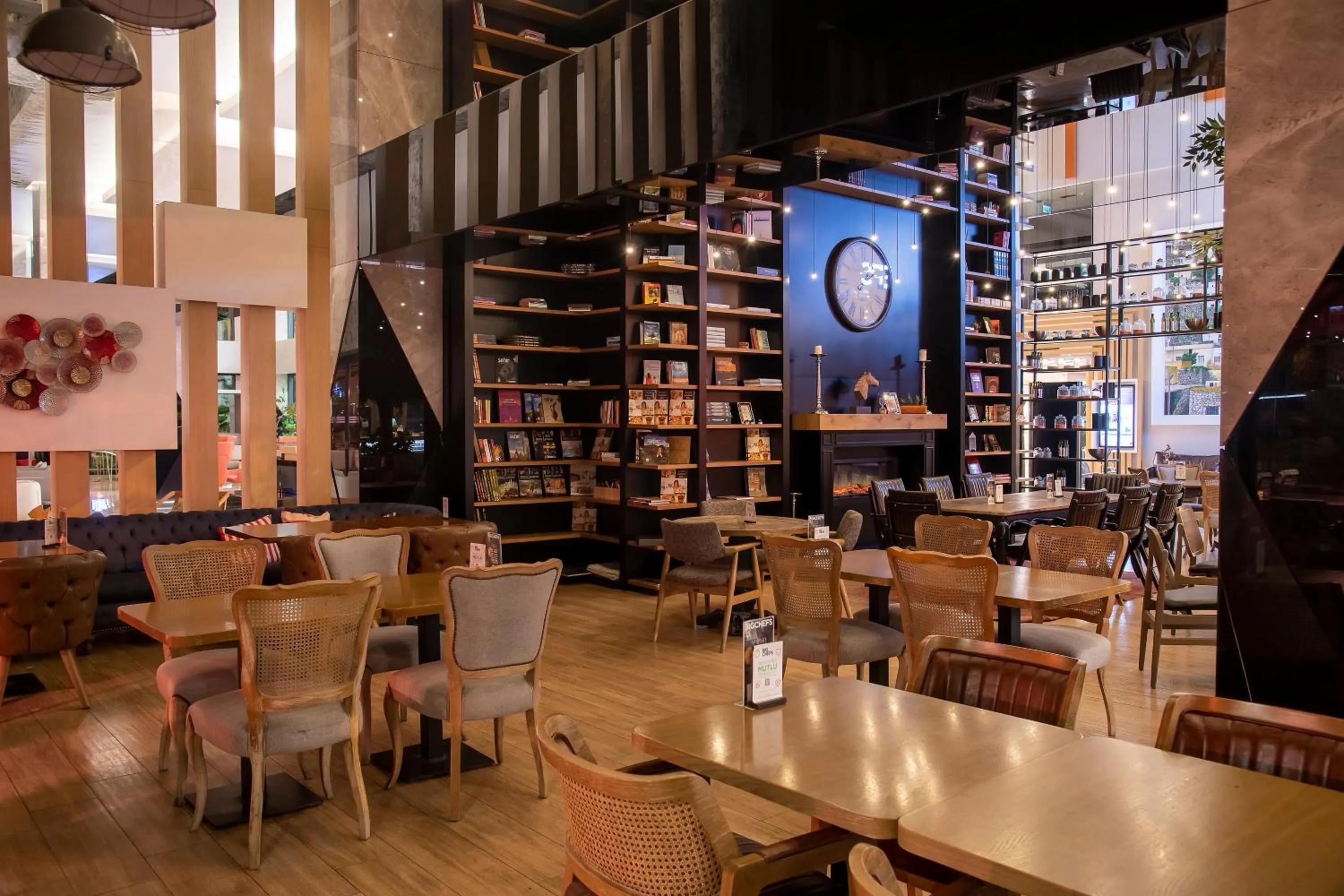 Lounge or bar in Holiday Inn Kayseri - Duvenonu by IHG