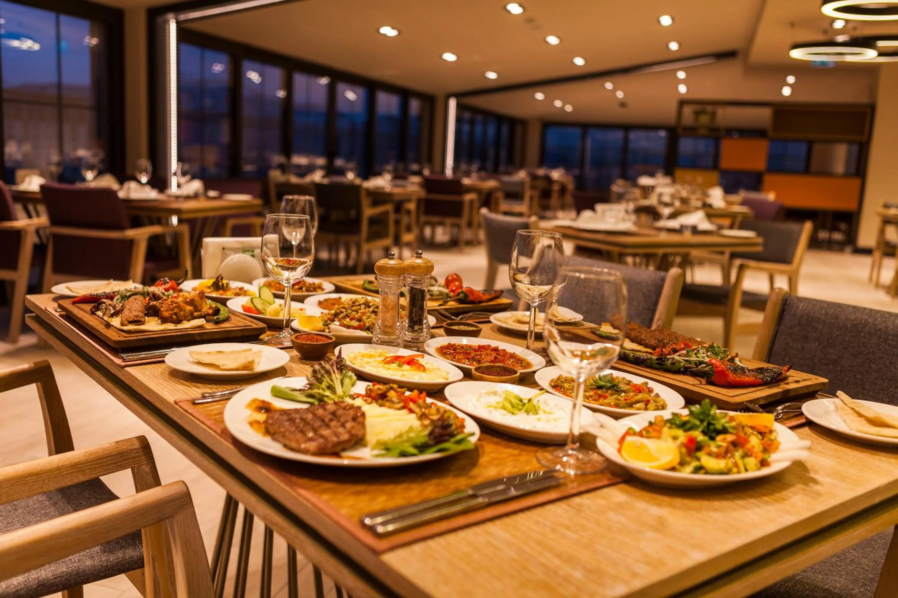 Restaurant/places to eat in Holiday Inn Kayseri - Duvenonu by IHG