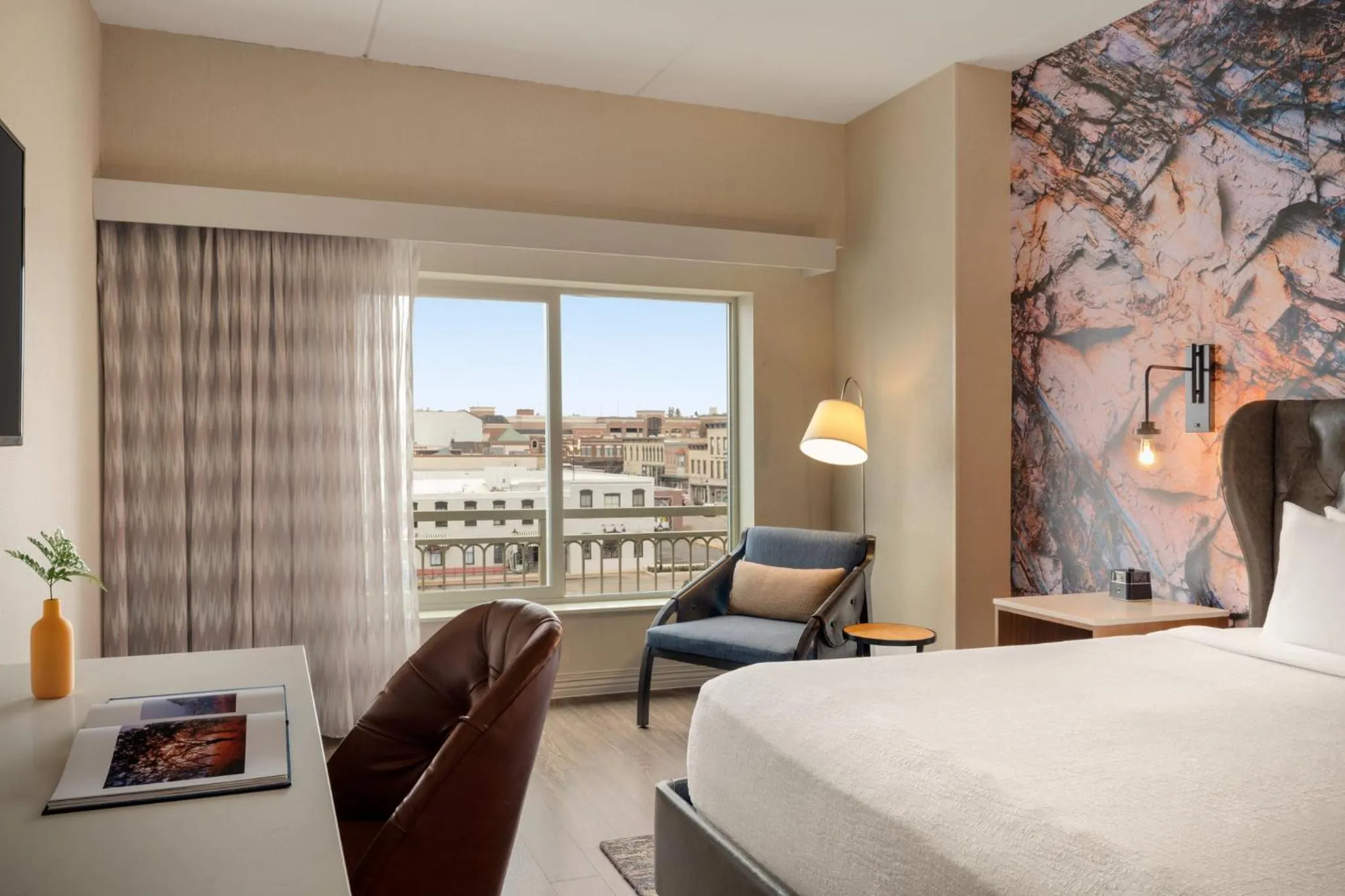 Photo of the whole room, Bed in Hotel Indigo Naperville Riverwalk by IHG