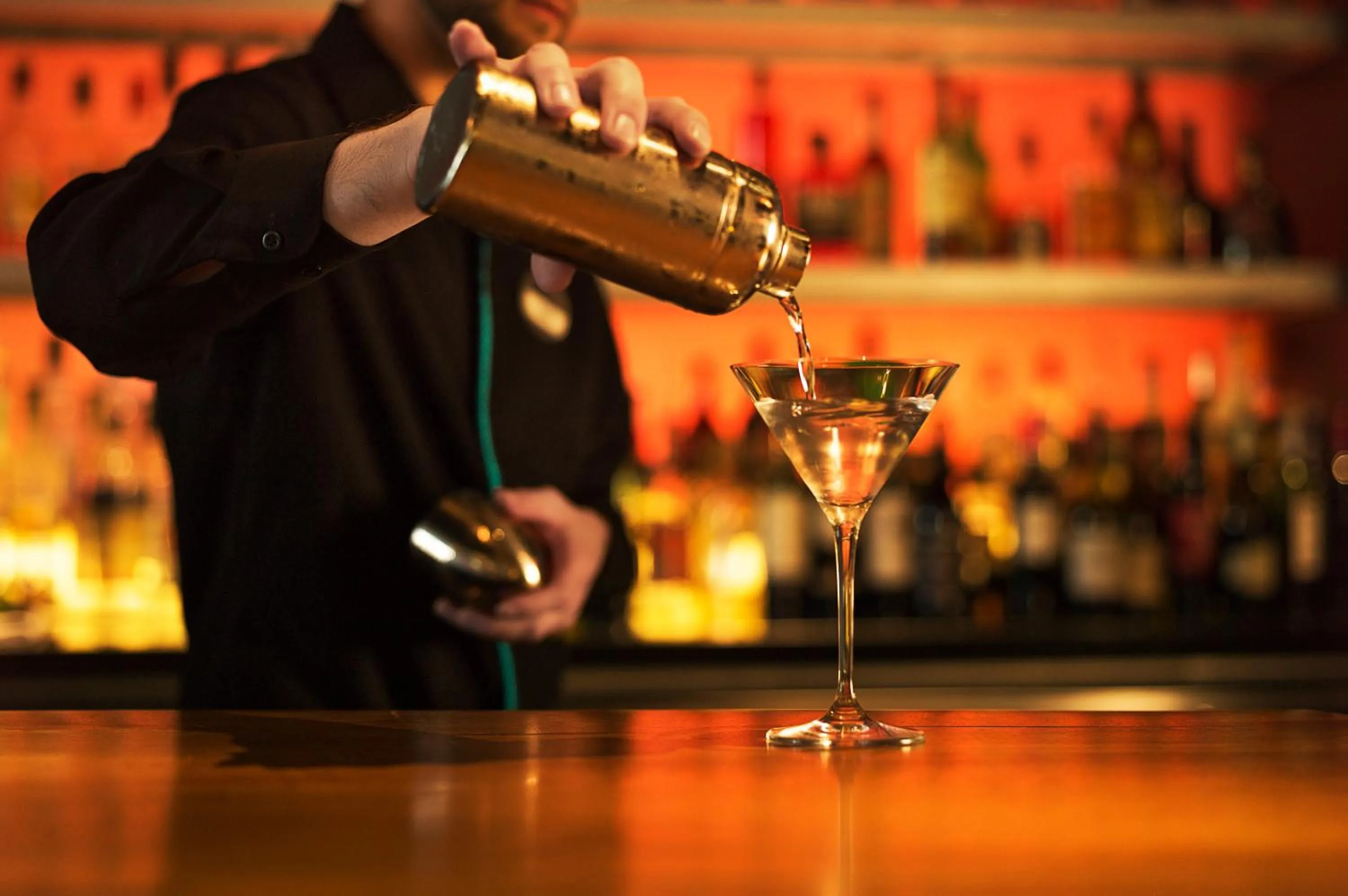 Lounge or bar in Hotel Indigo Naperville Riverwalk by IHG