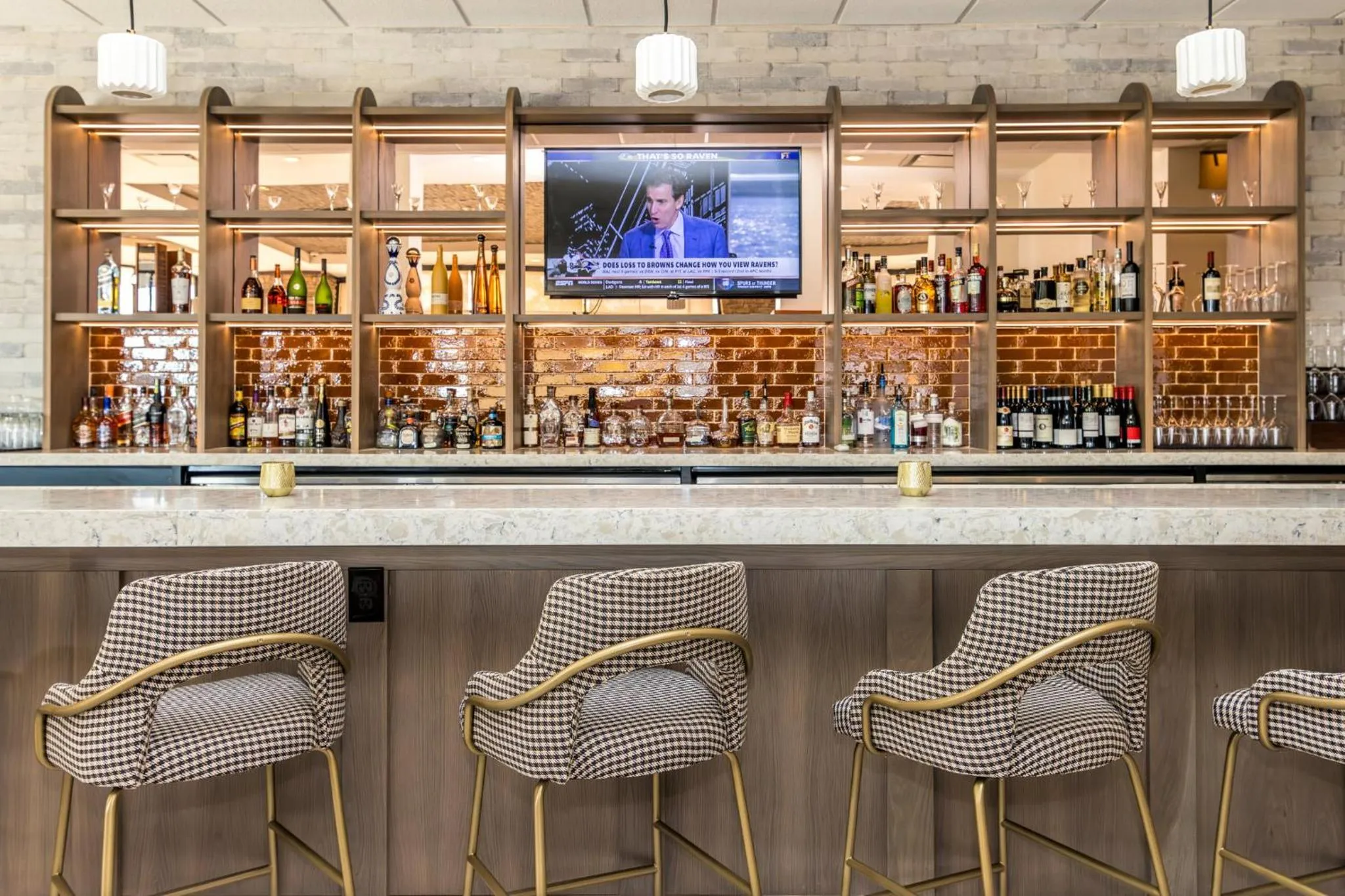 Lounge or bar in Voco The Clair Cincinnati Downtown by IHG