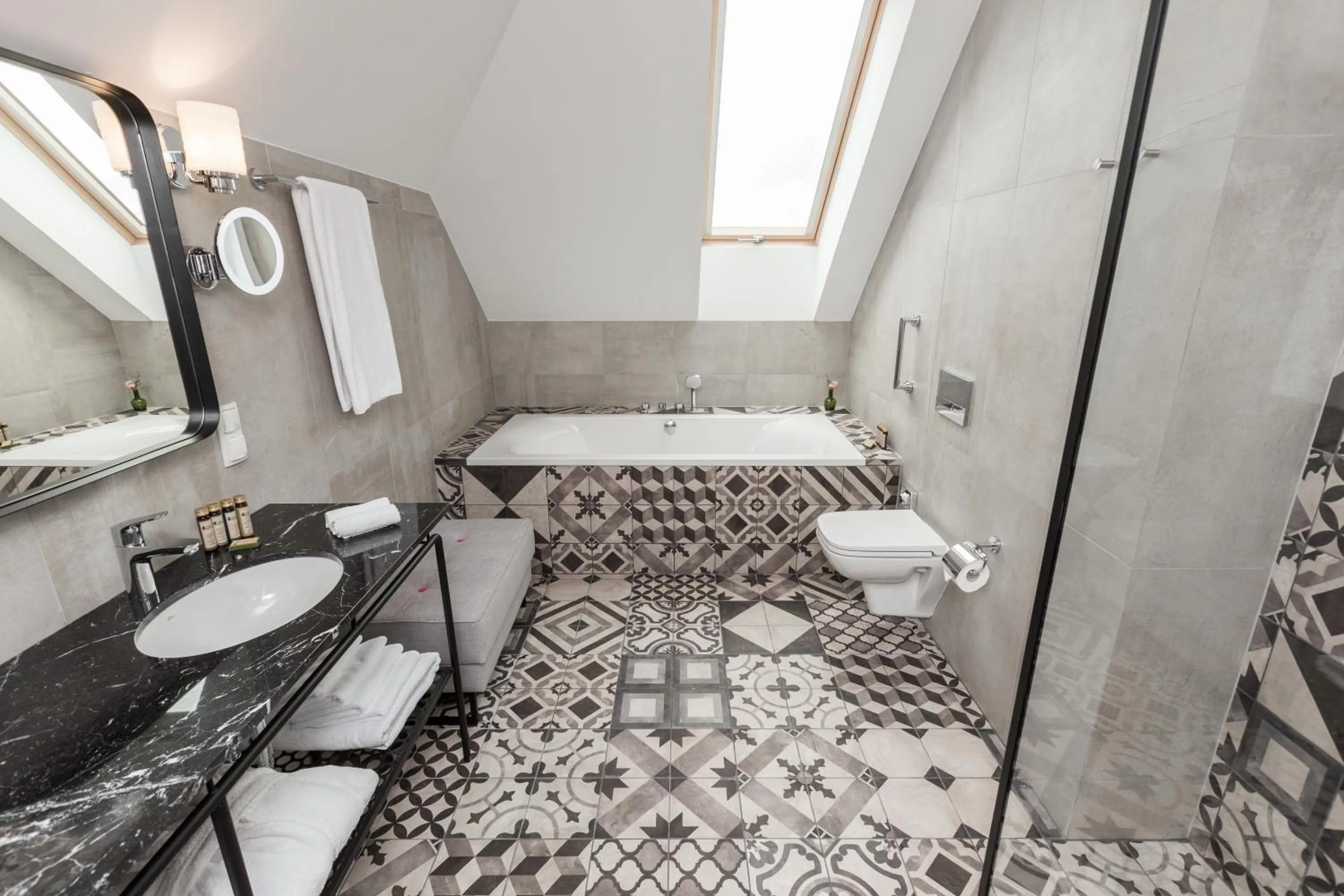 Bathroom, Bed in Hotel Indigo Krakow - Old Town by IHG