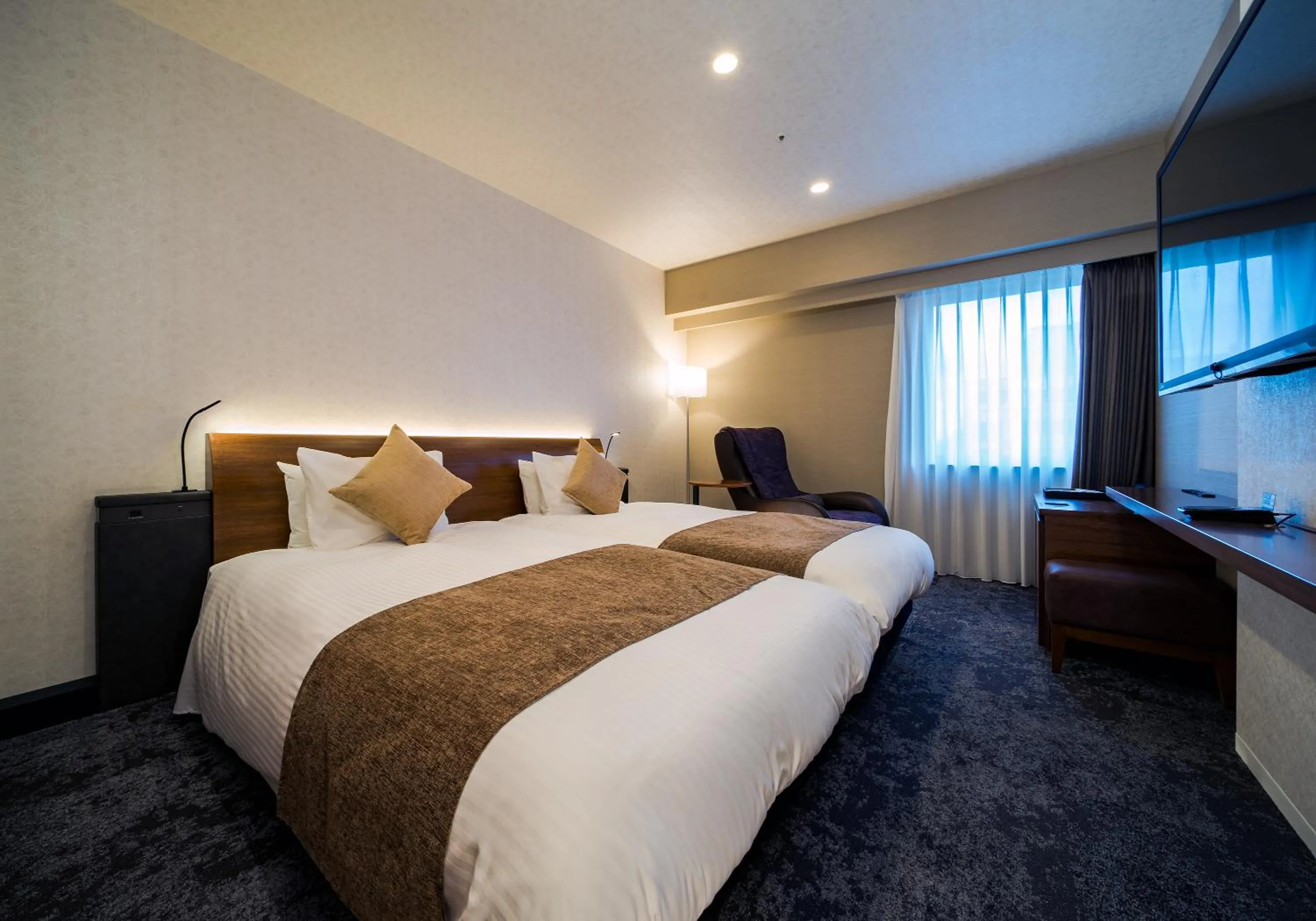 Photo of the whole room, Bed in Daiwa Roynet Hotel Nagoya Taiko dori Side