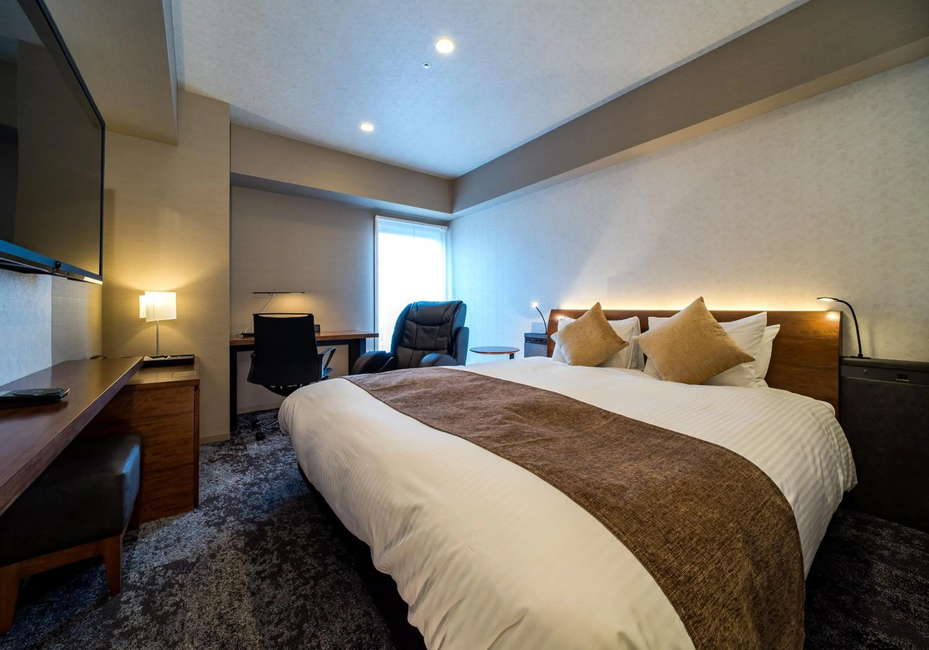 Photo of the whole room, Bed in Daiwa Roynet Hotel Nagoya Taiko dori Side