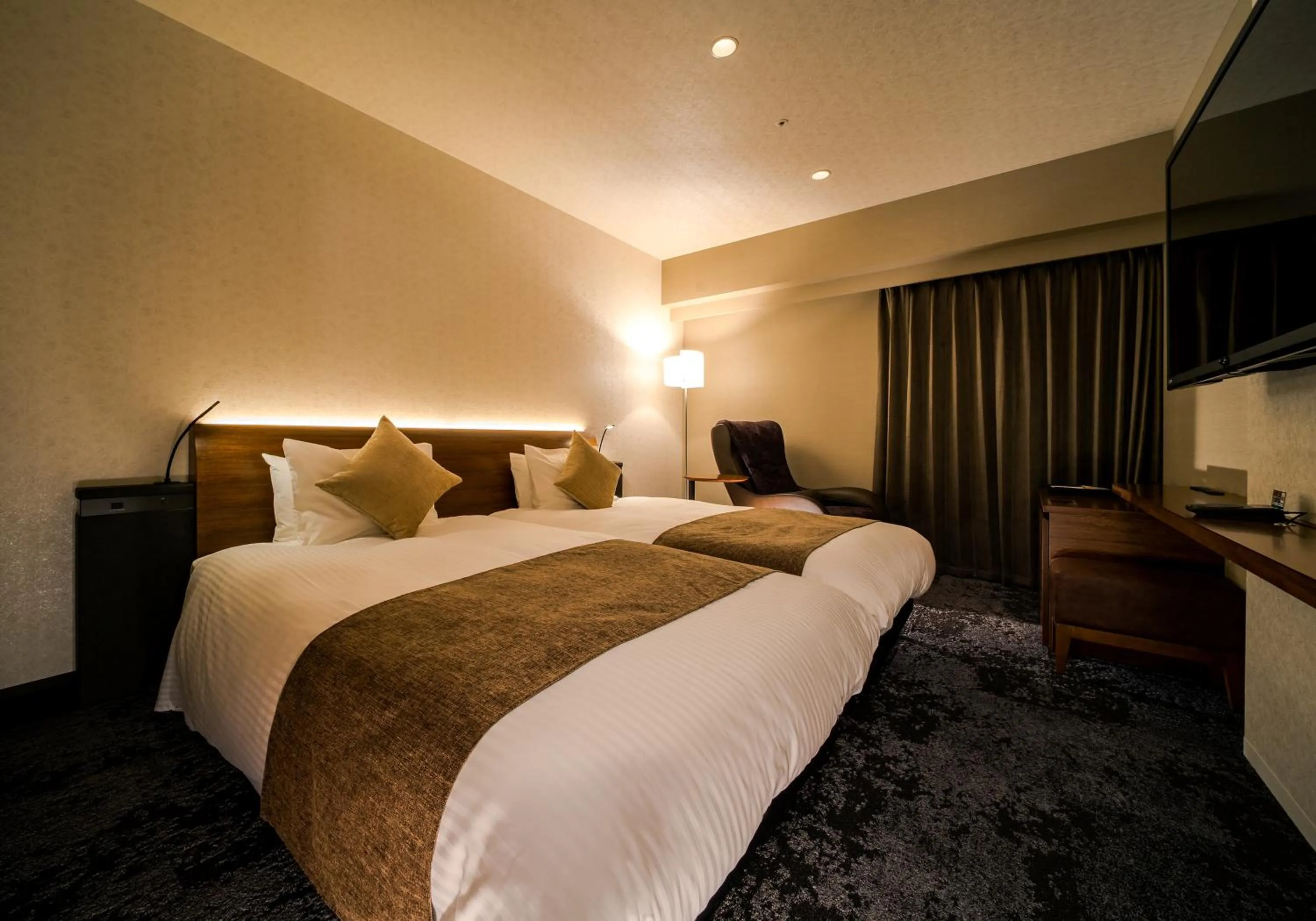 Photo of the whole room, Bed in Daiwa Roynet Hotel Nagoya Taiko dori Side