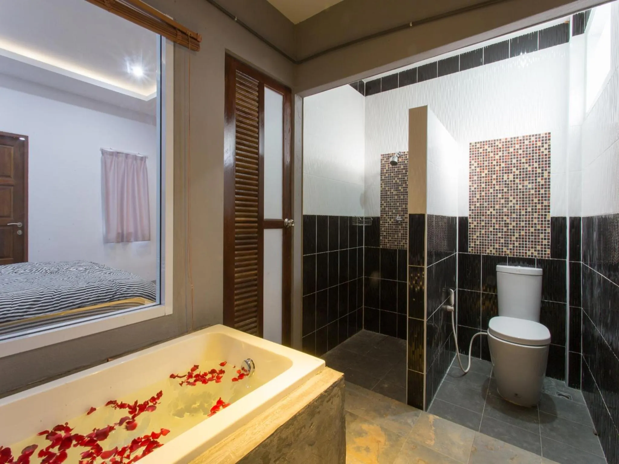 Shower, Bed in 88 Fine Hotel @ Suratthani Airport