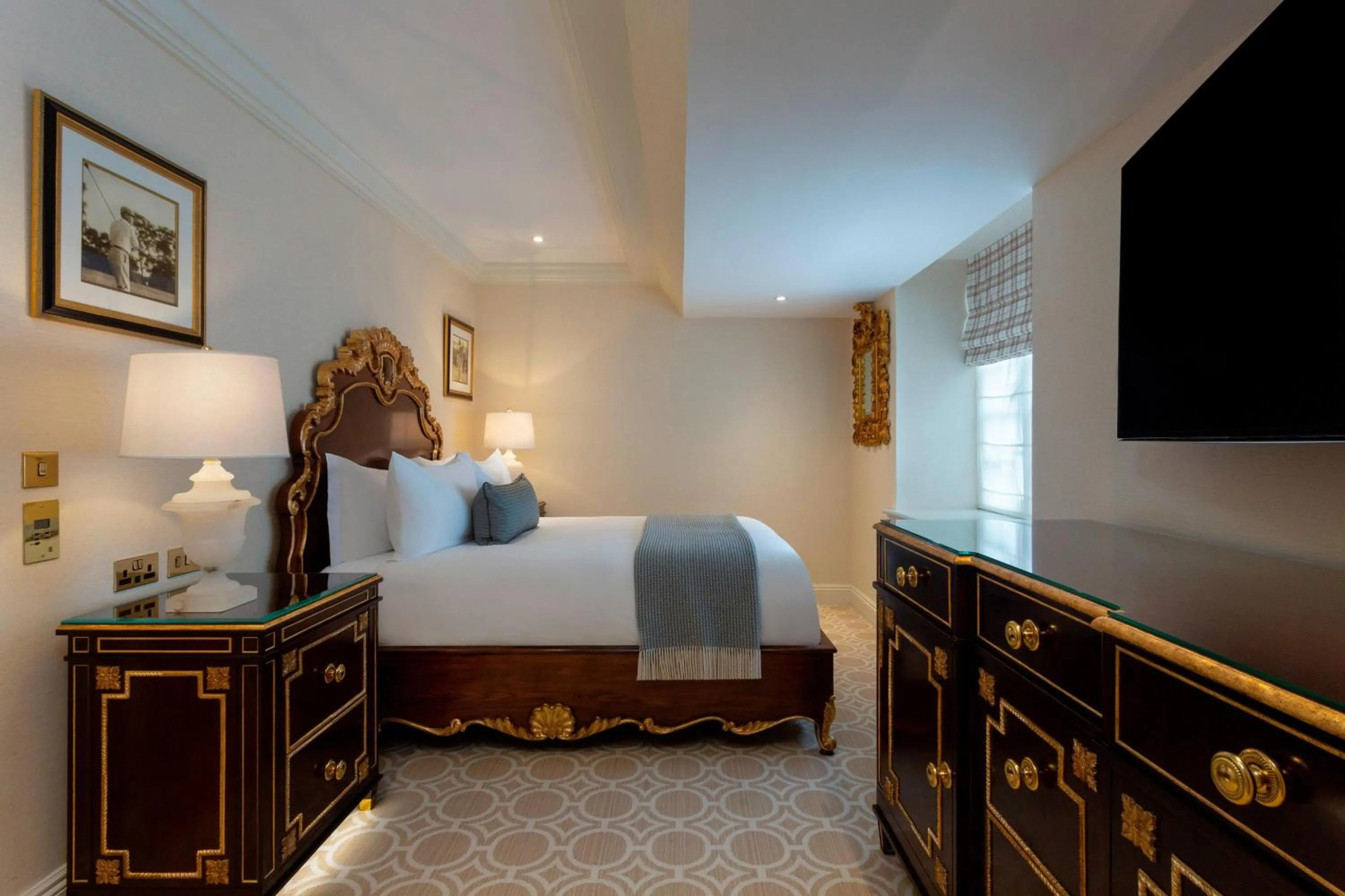 Photo of the whole room, Bed in Trump Turnberry