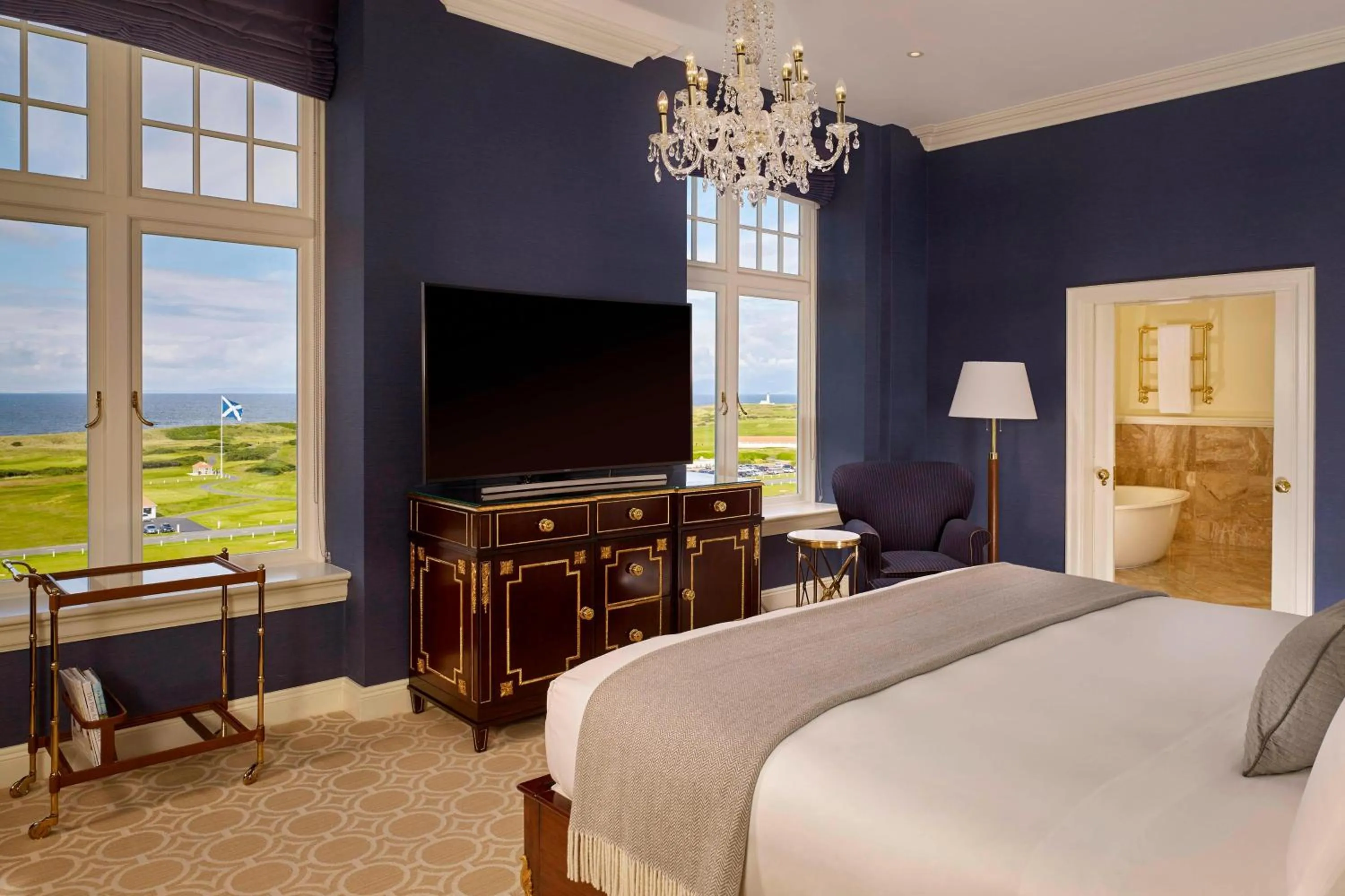 Photo of the whole room, Bed in Trump Turnberry