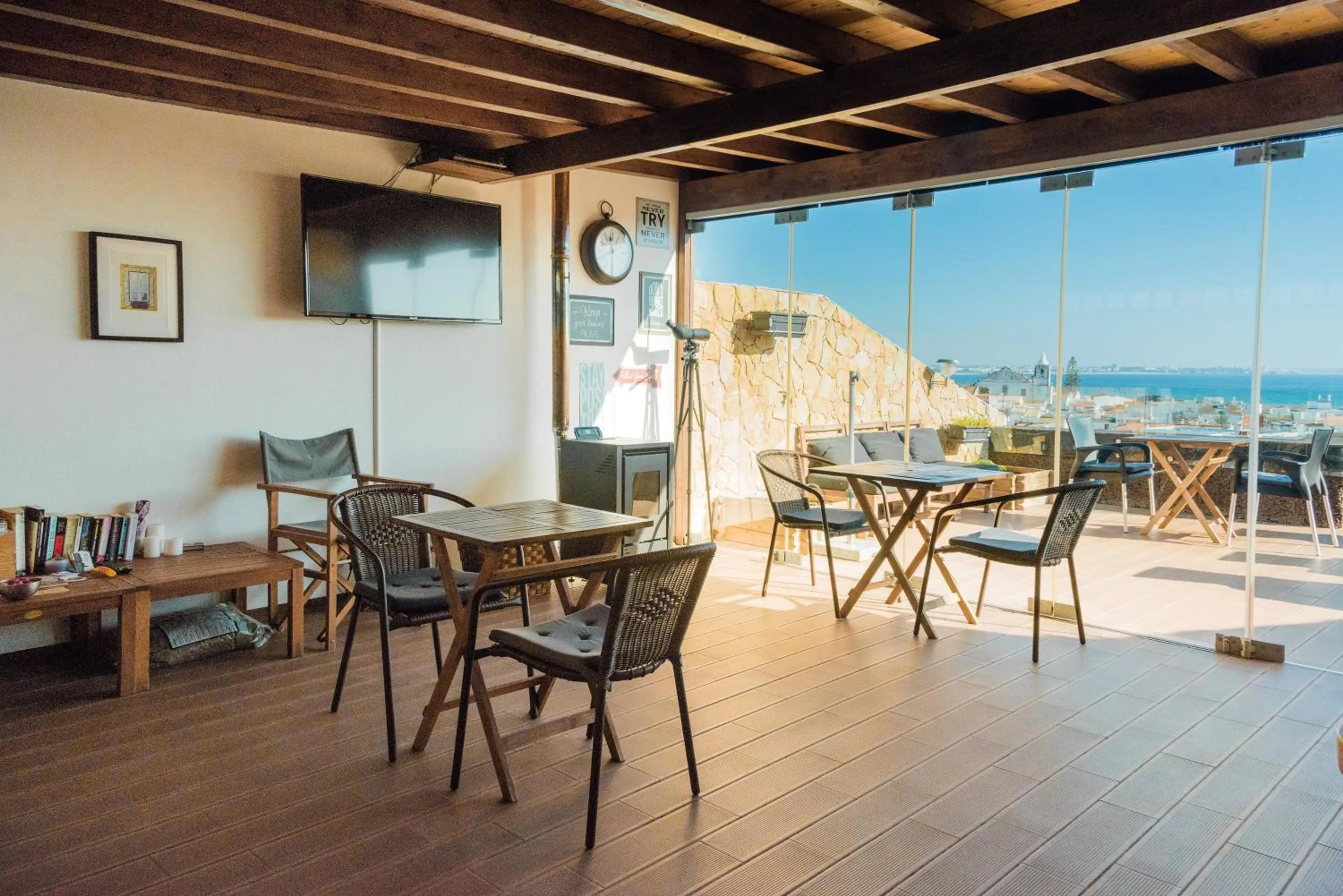 Communal lounge/ TV room in Lagos Uptown Bed & Breakfast