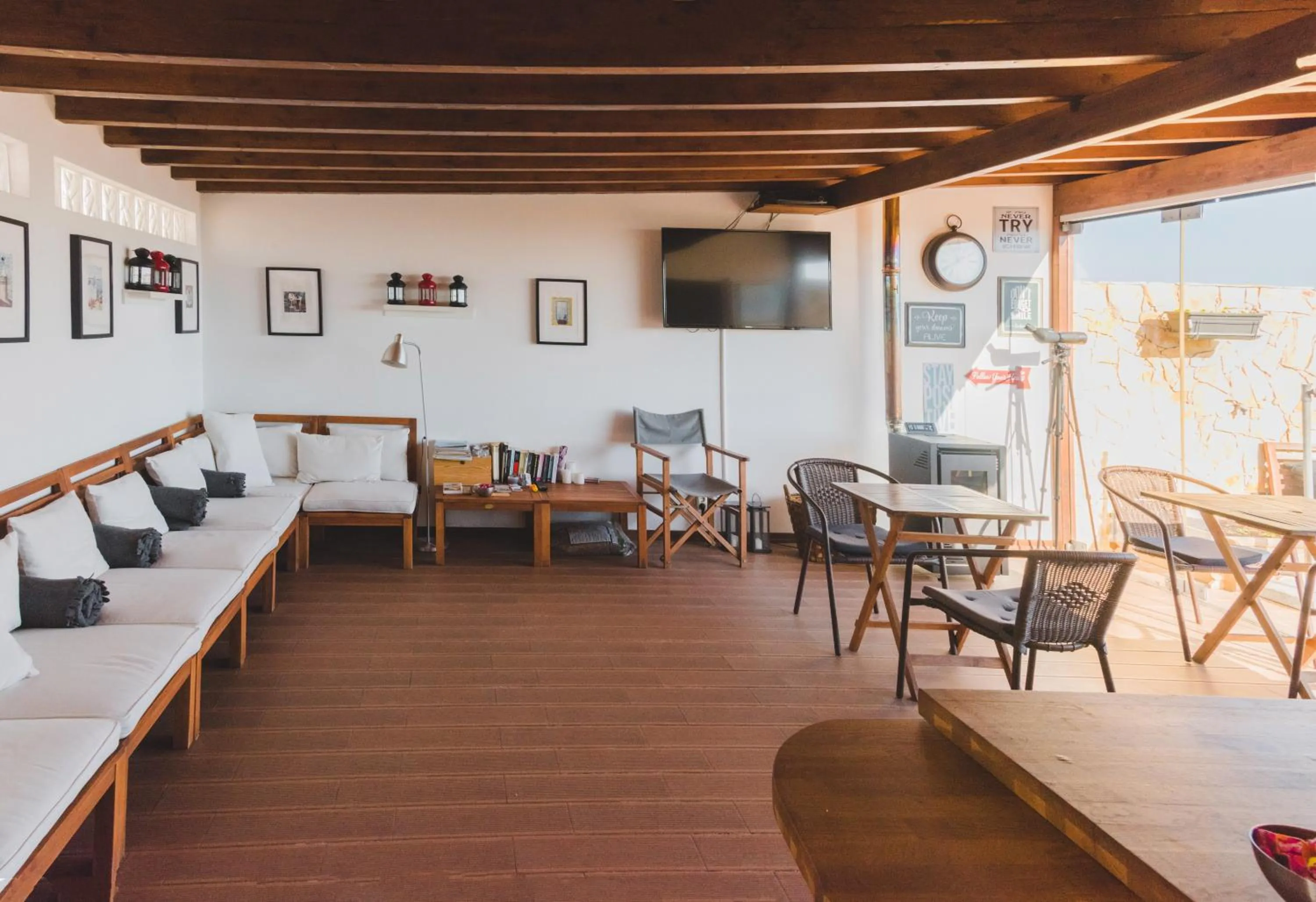 Communal lounge/ TV room in Lagos Uptown Bed & Breakfast