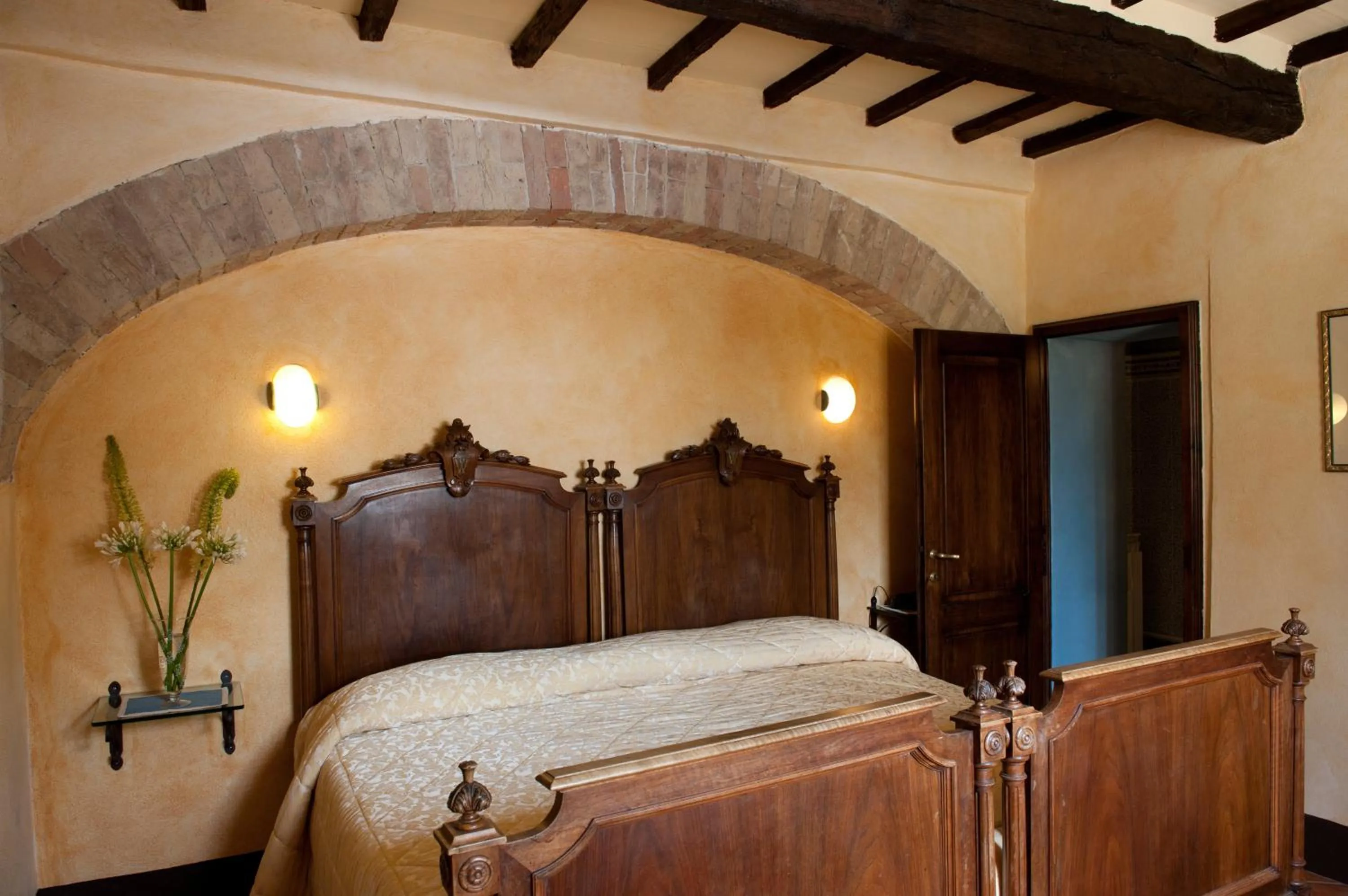 Shower, Bed in SARNA Residence