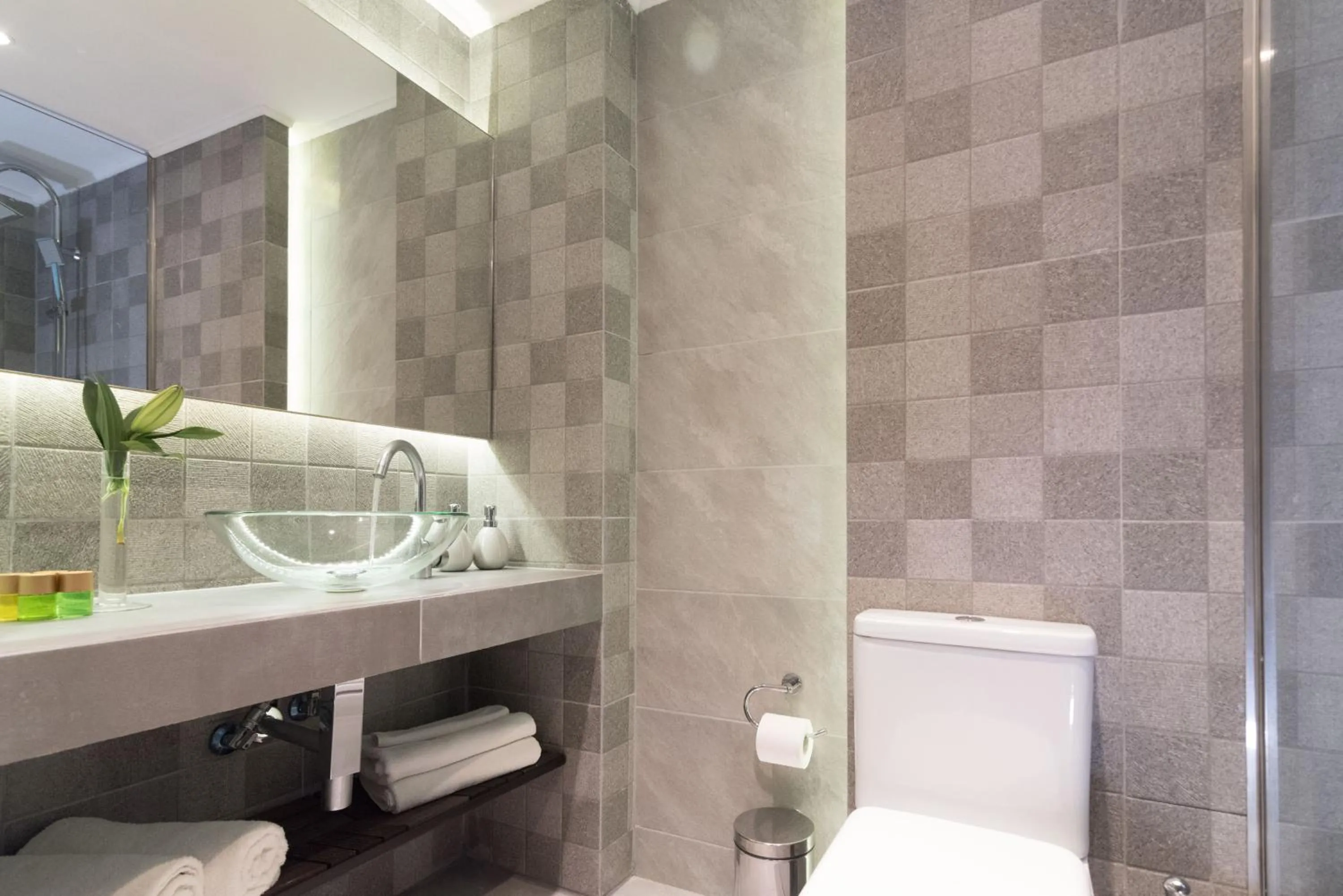 Photo of the whole room in 47 Luxury Suites