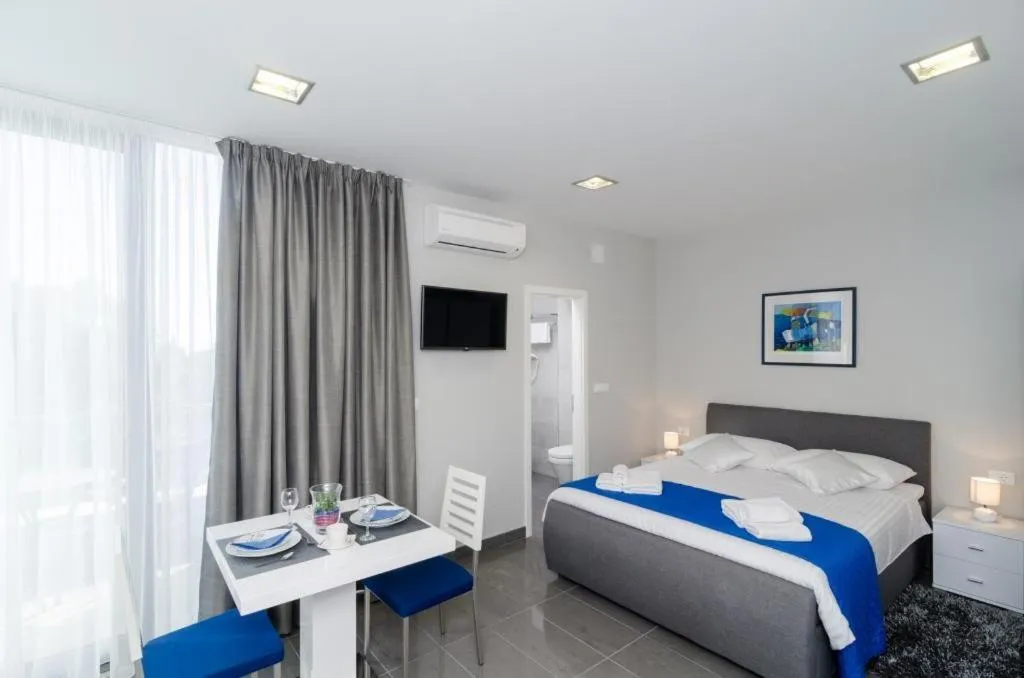 Bedroom, Bed in Apartments ZoomZoom