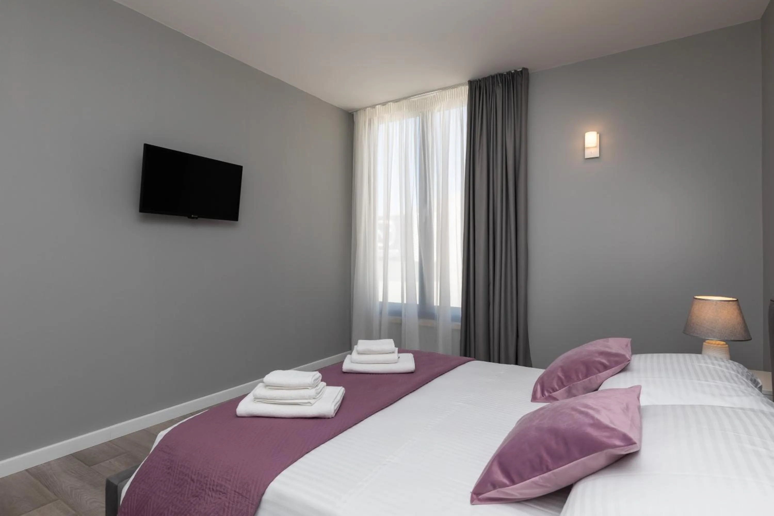 Bedroom, Bed in Apartments ZoomZoom