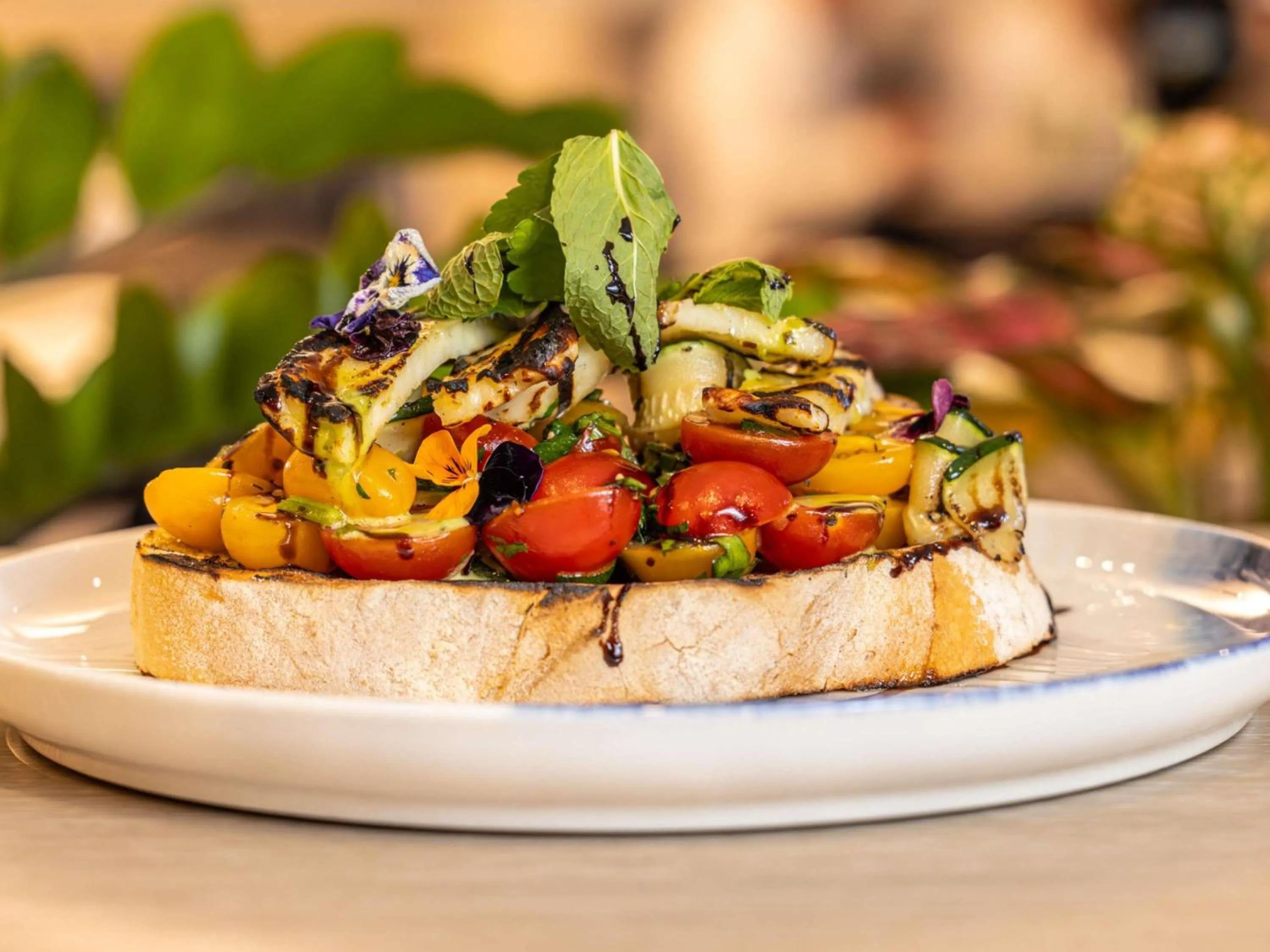 Restaurant/places to eat in Novotel Darwin Airport