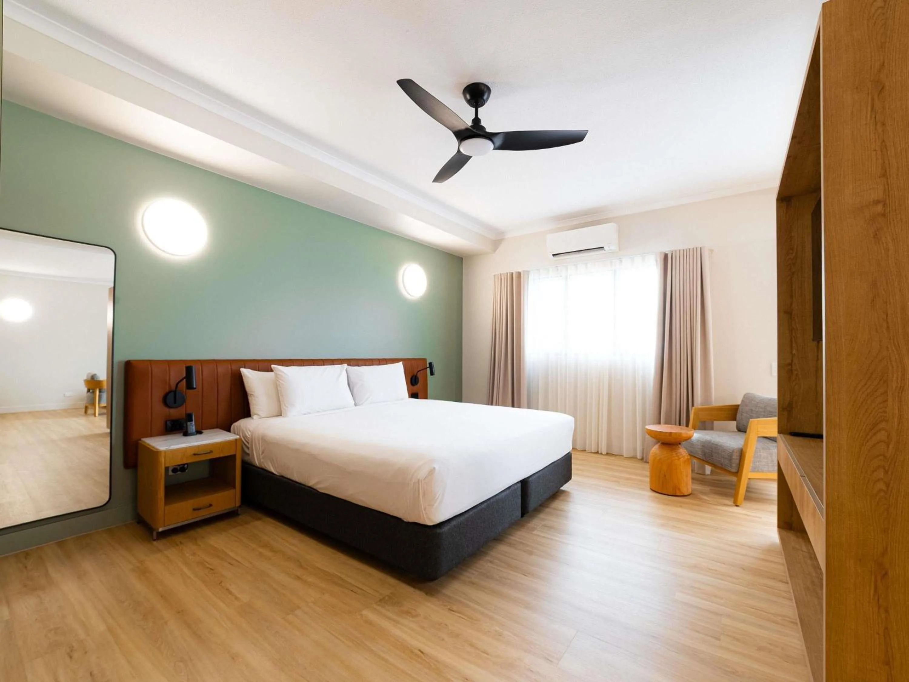 Bedroom, Bed in Novotel Darwin Airport