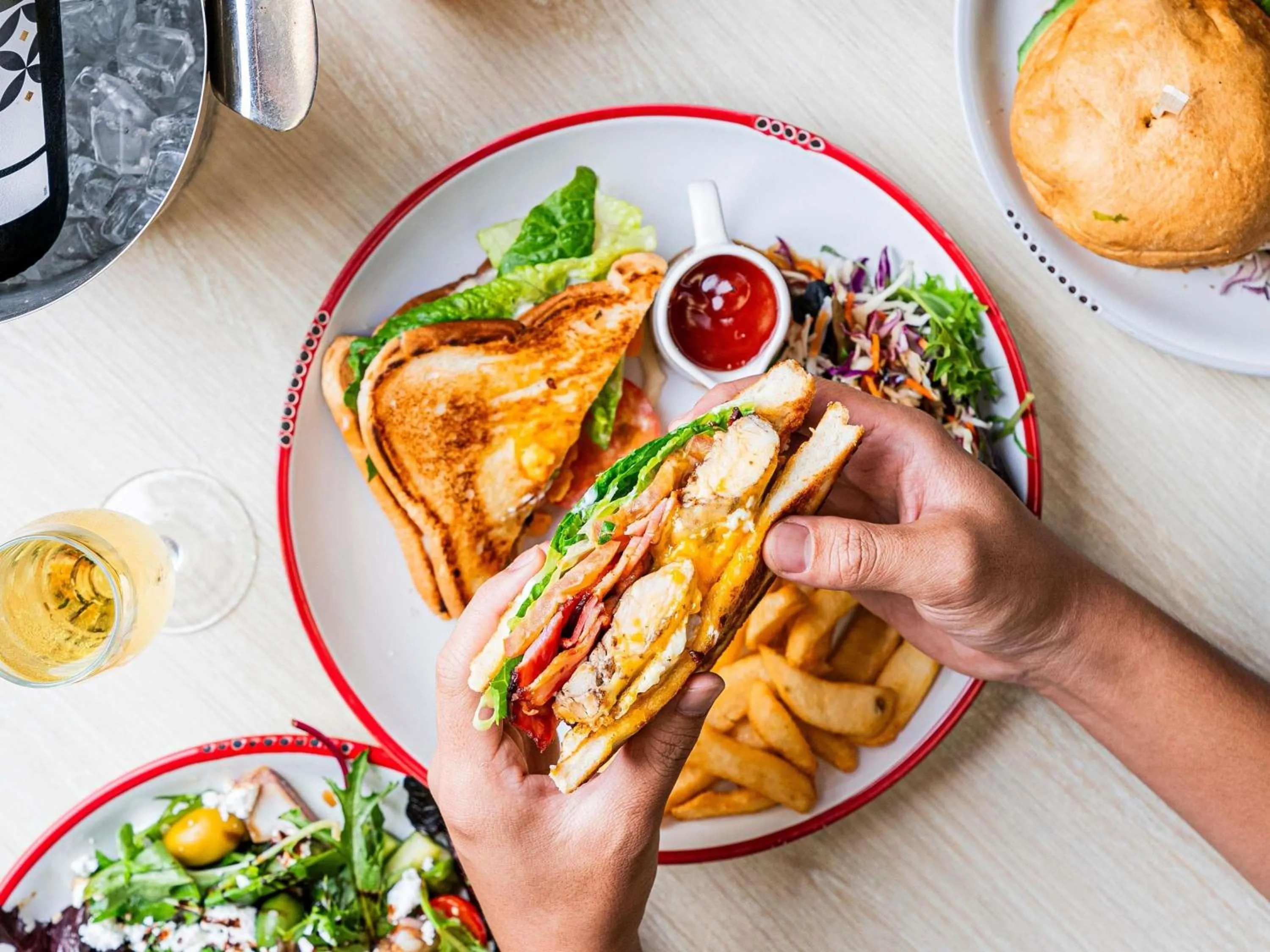 Restaurant/places to eat in Novotel Darwin Airport