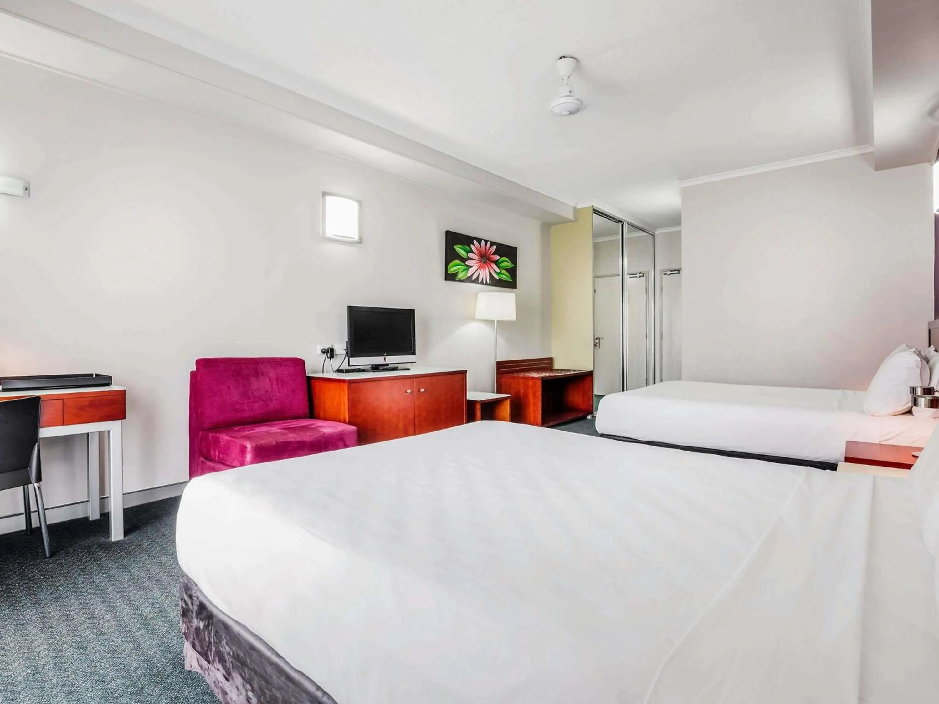 Bedroom, Bed in Novotel Darwin Airport