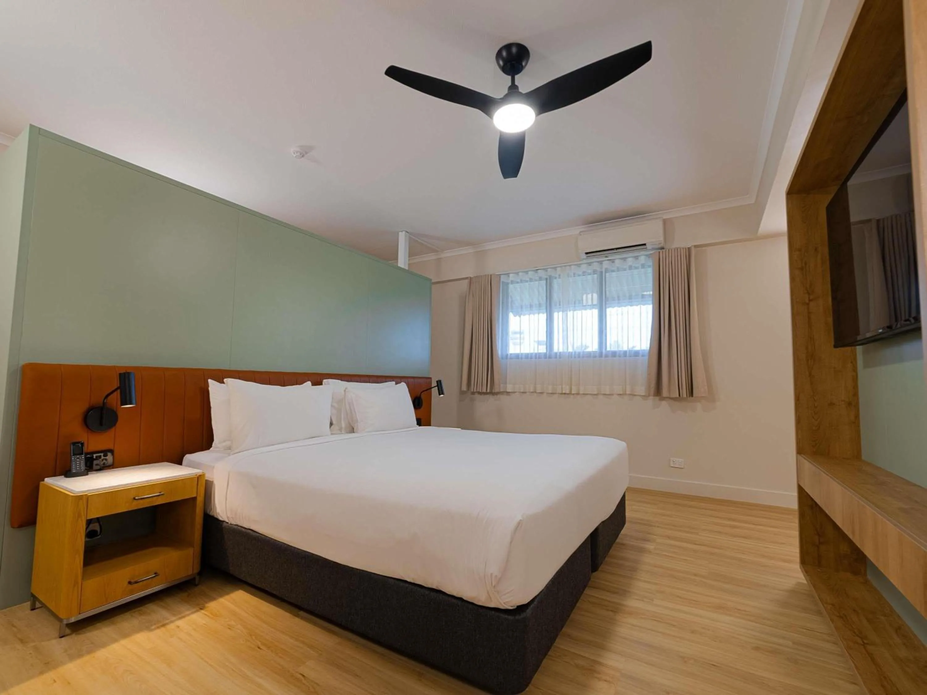 Bedroom, Bed in Novotel Darwin Airport