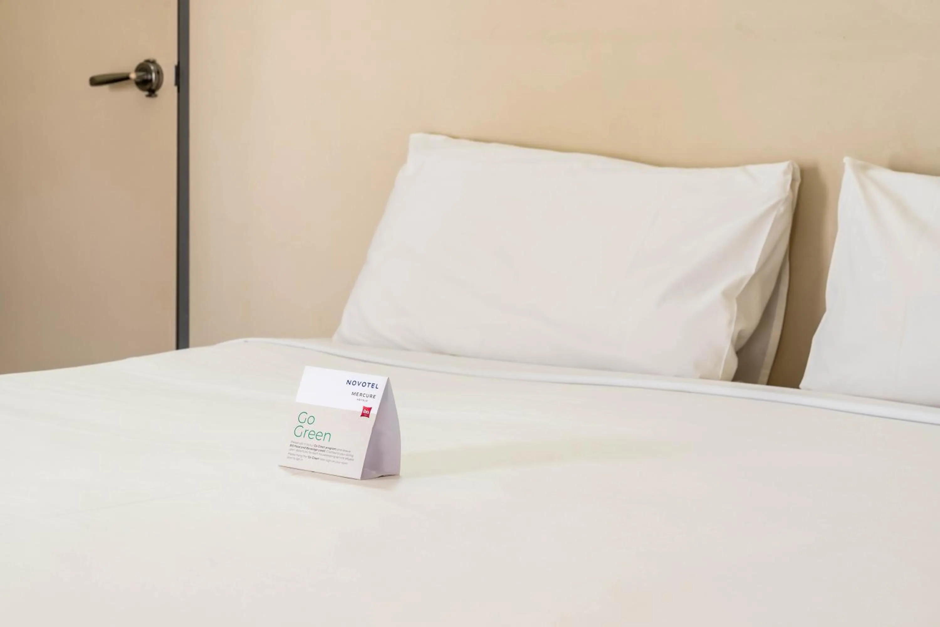 Bedroom, Bed in Novotel Darwin Airport