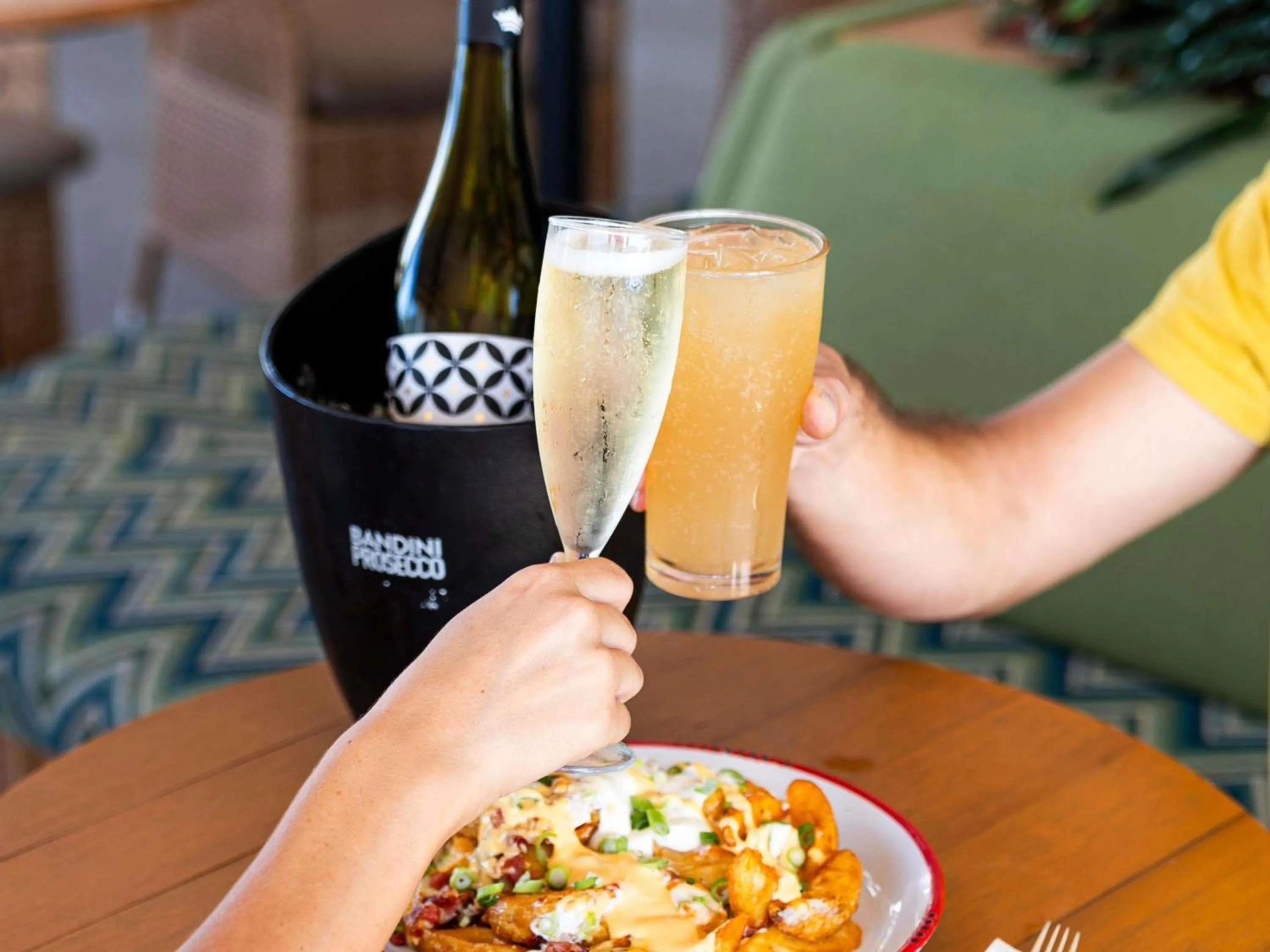 Restaurant/places to eat in Novotel Darwin Airport