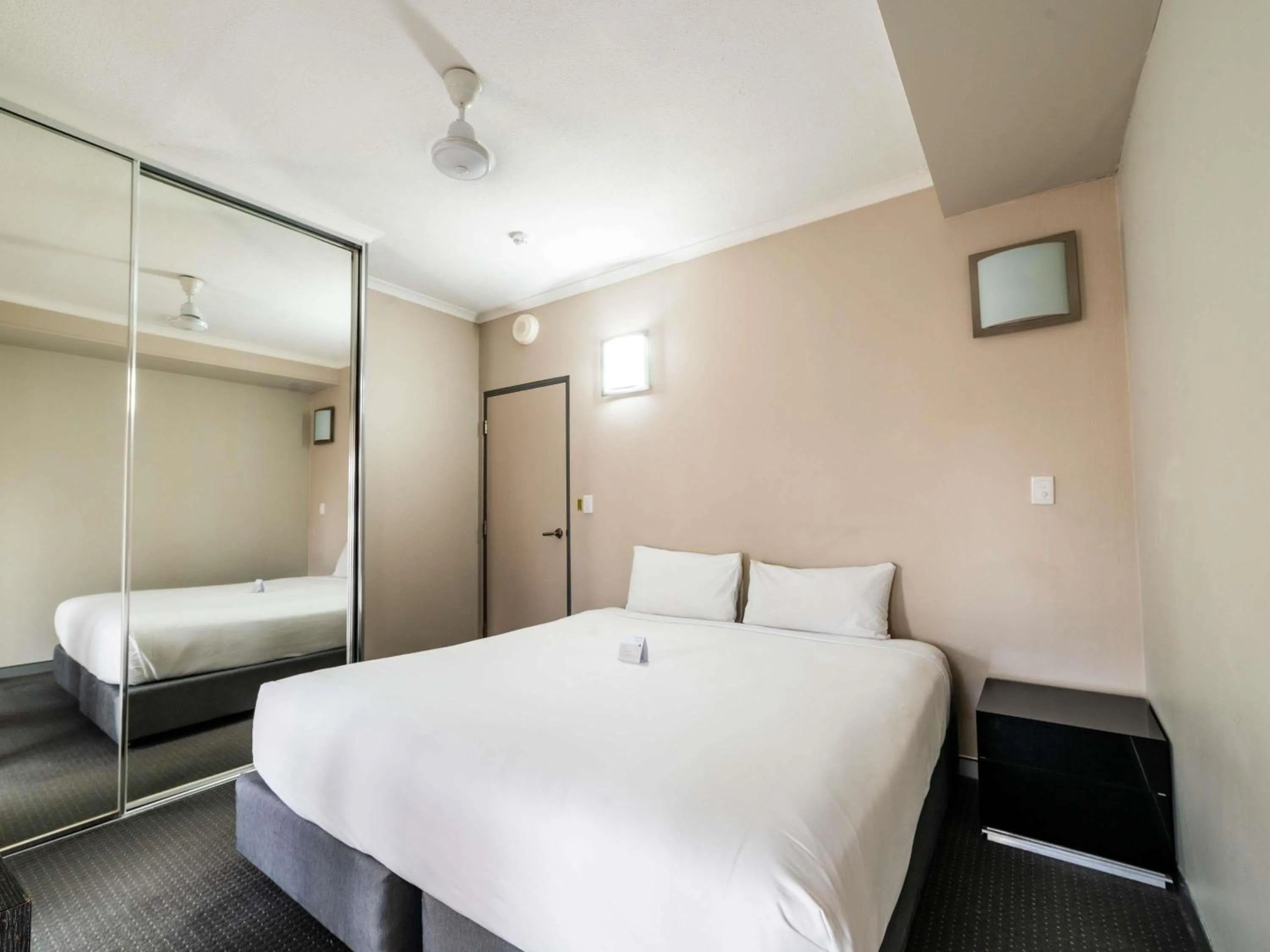 Bedroom, Bed in Novotel Darwin Airport
