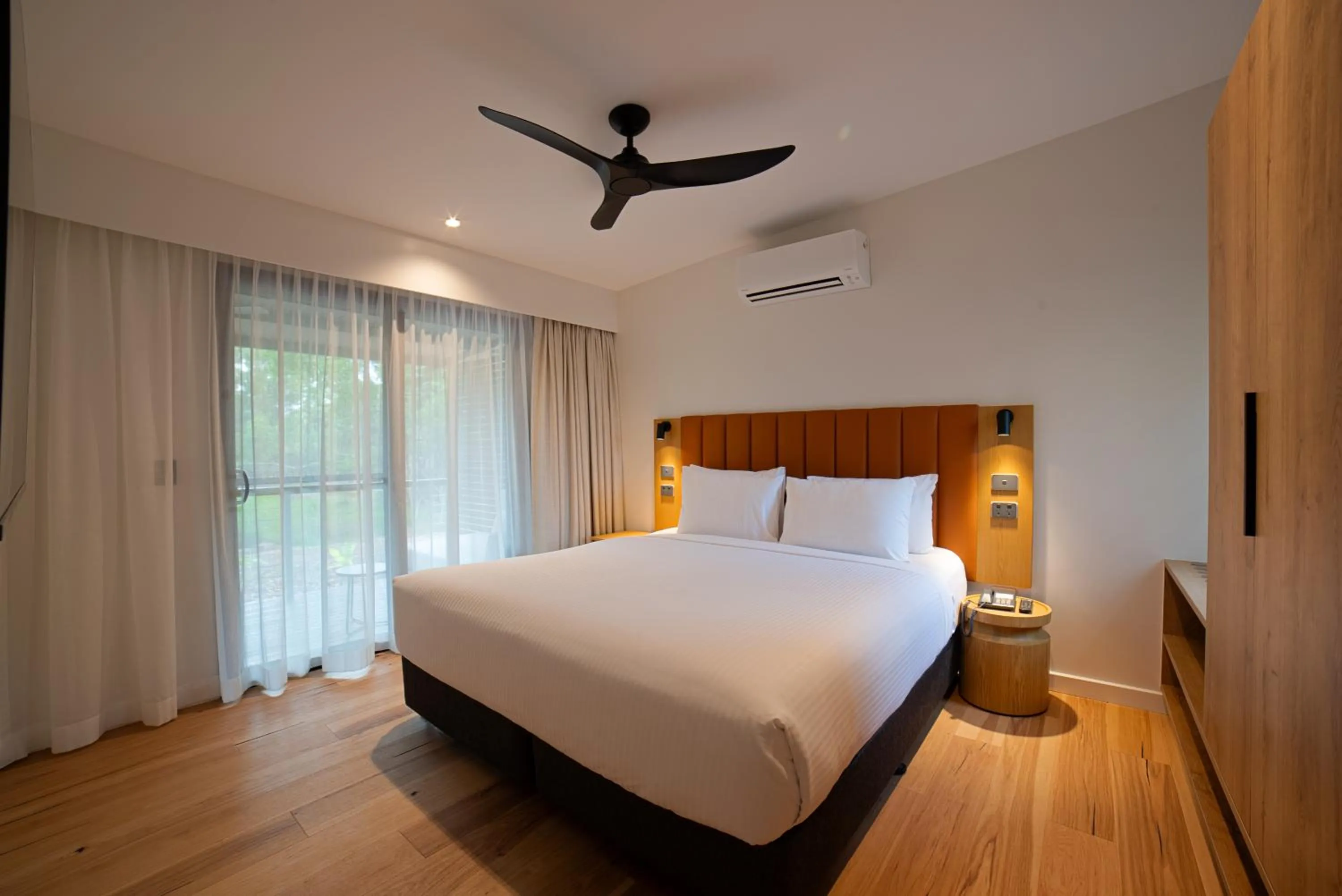 Bed in Mercure Darwin Airport Resort