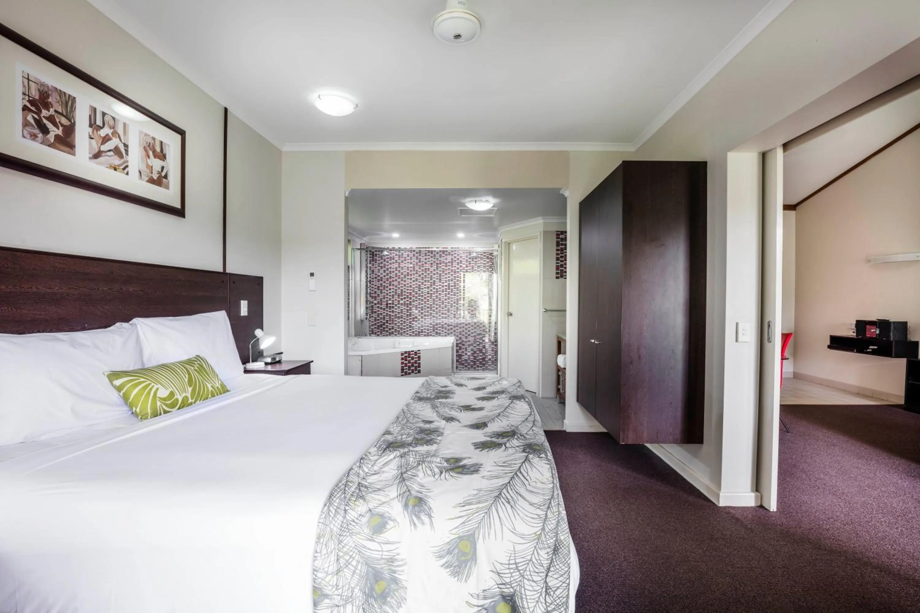 Bathroom, Bed in Mercure Darwin Airport Resort