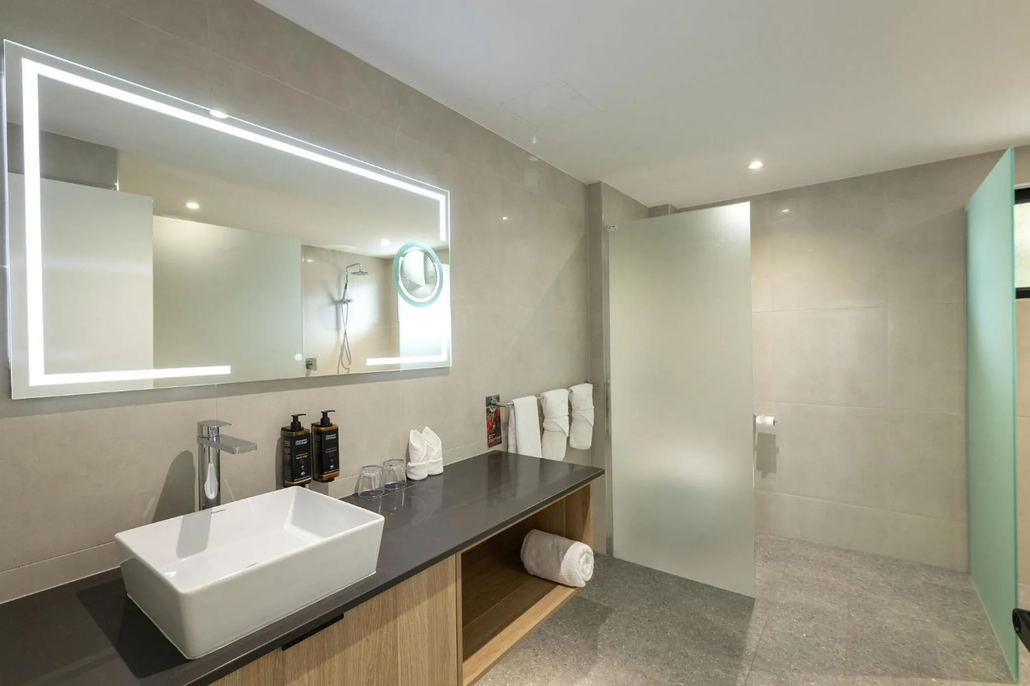 Shower in Mercure Darwin Airport Resort