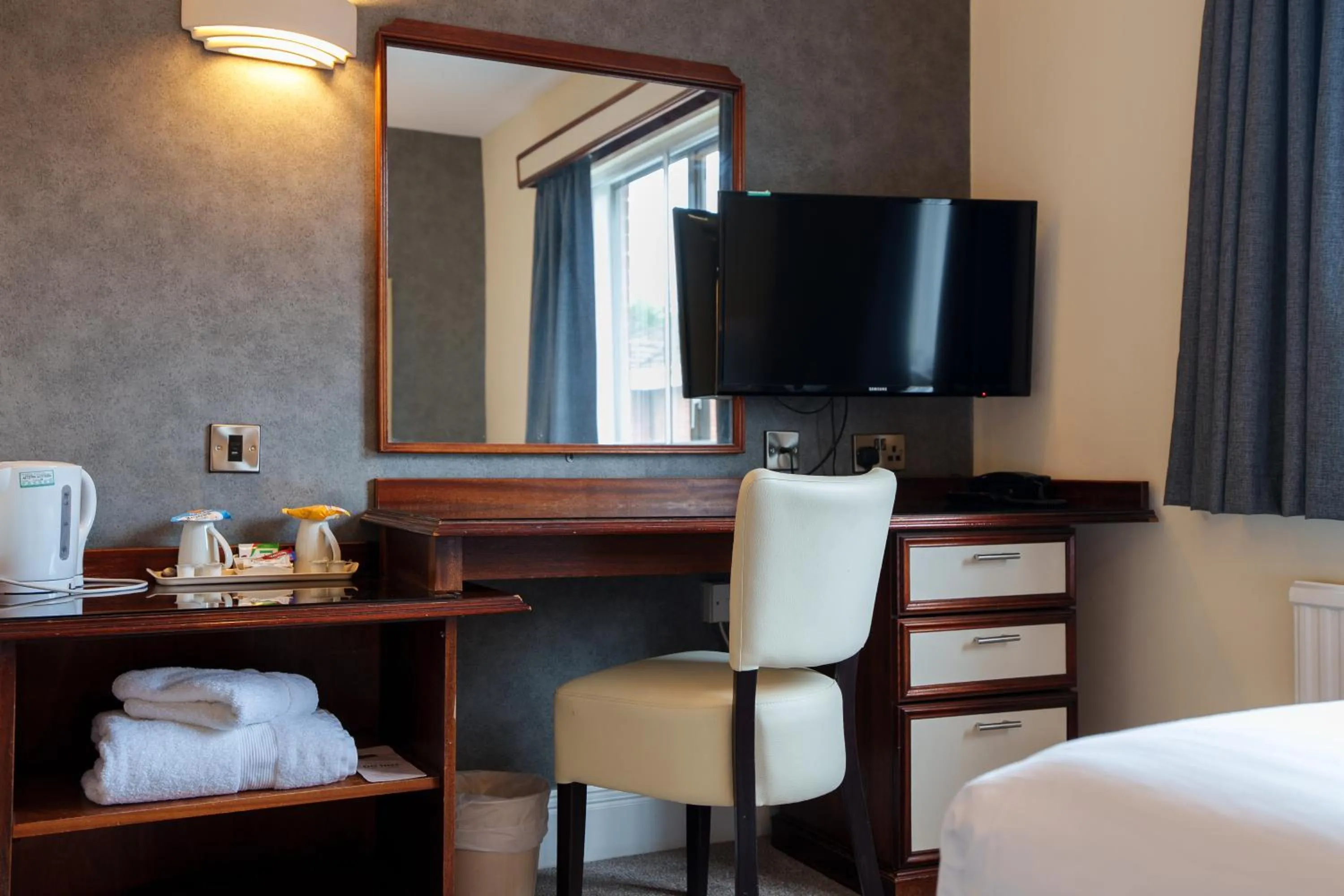 TV and multimedia, Bed in Arden Hotel And Leisure Club