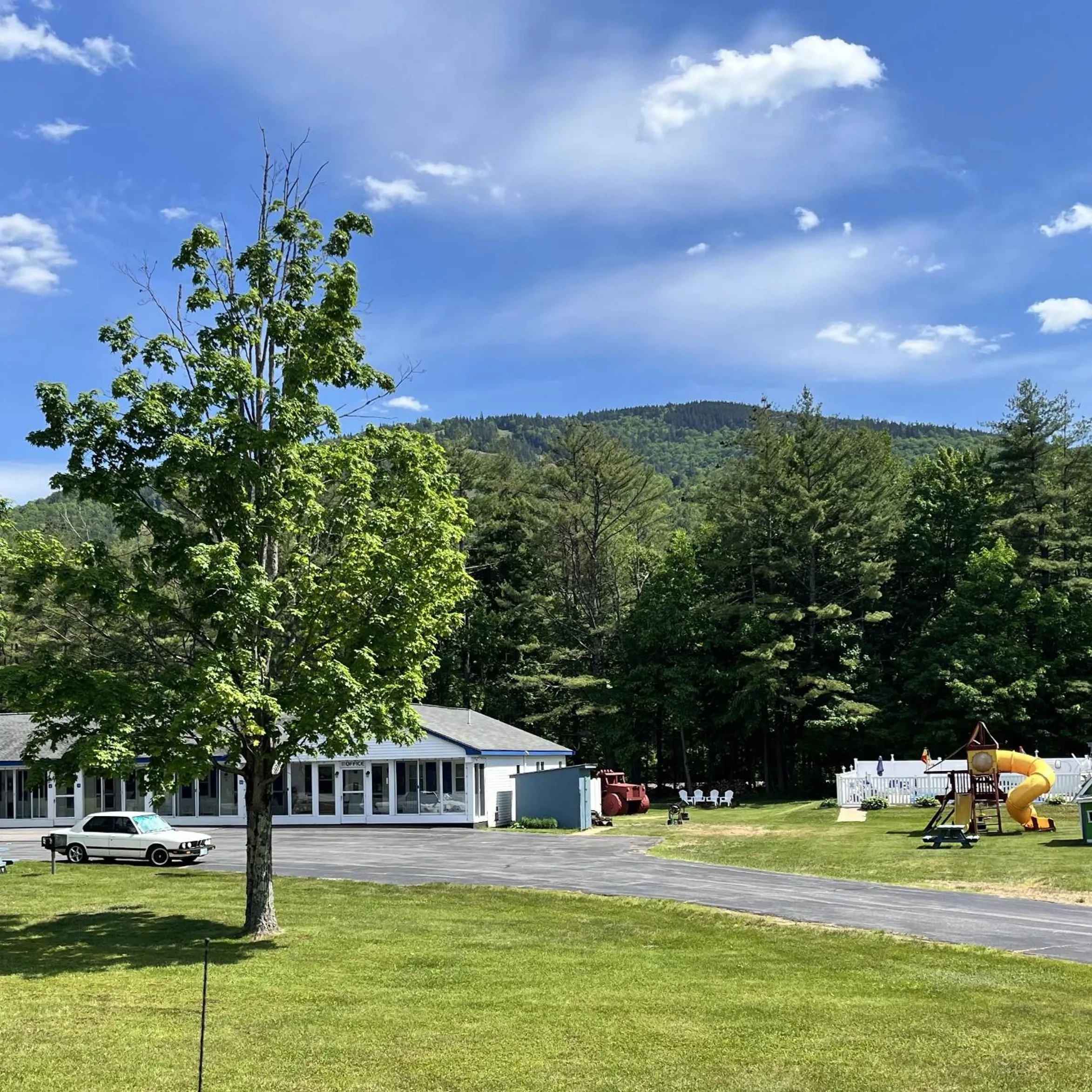 Property building in North Colony Motel and Cottages