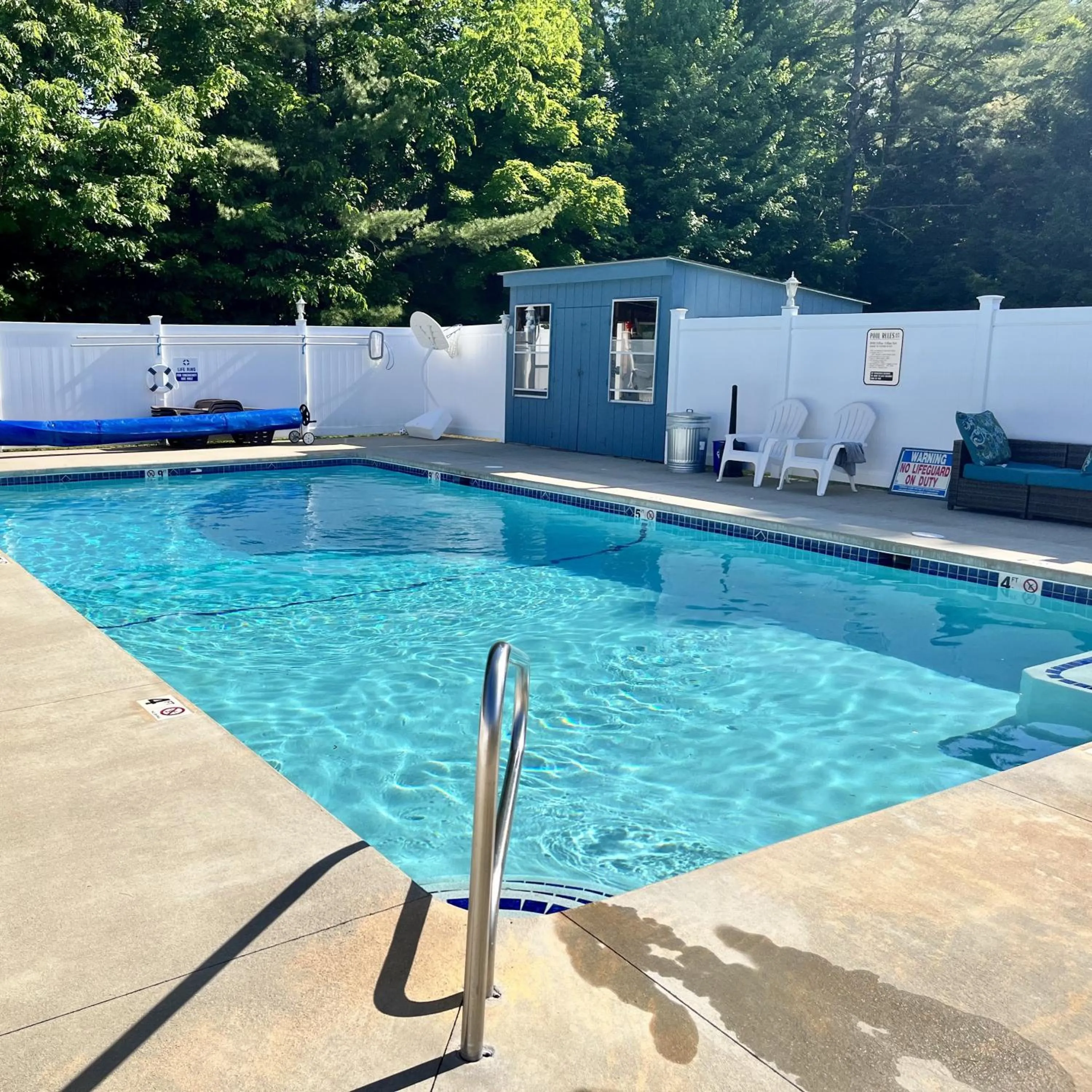 Swimming pool in North Colony Motel and Cottages