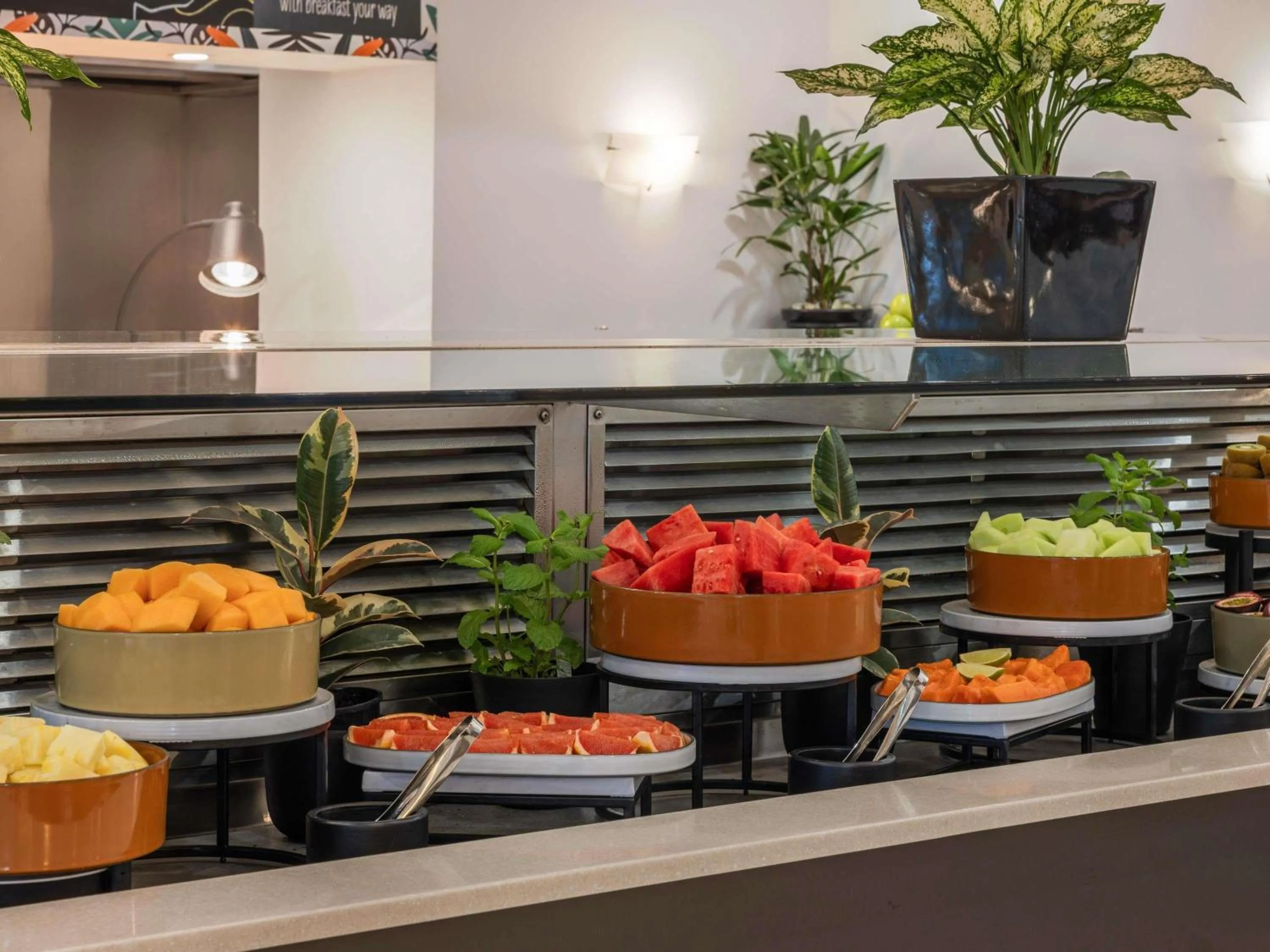 Restaurant/places to eat in Mantra Legends Hotel