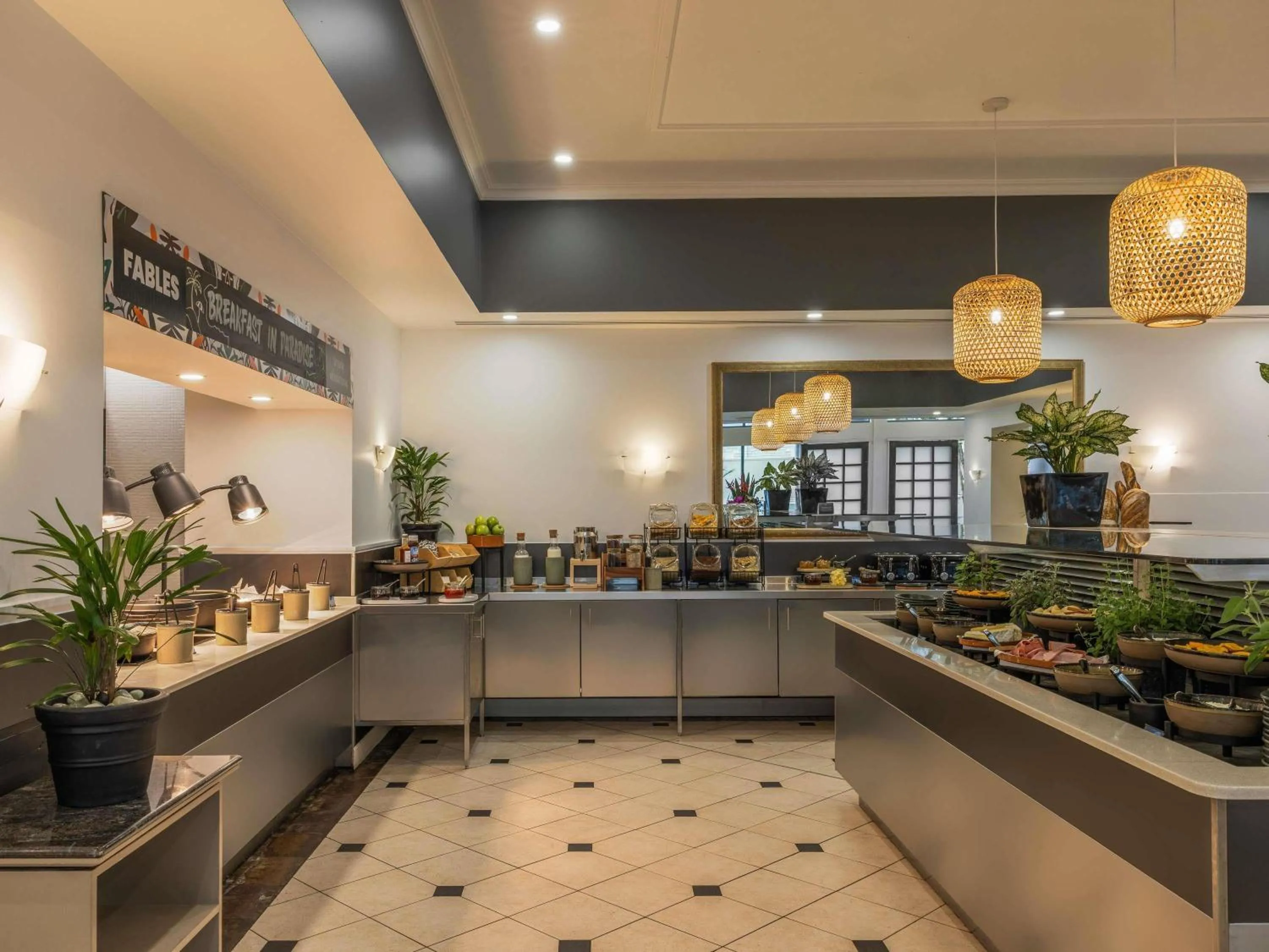 Restaurant/places to eat in Mantra Legends Hotel