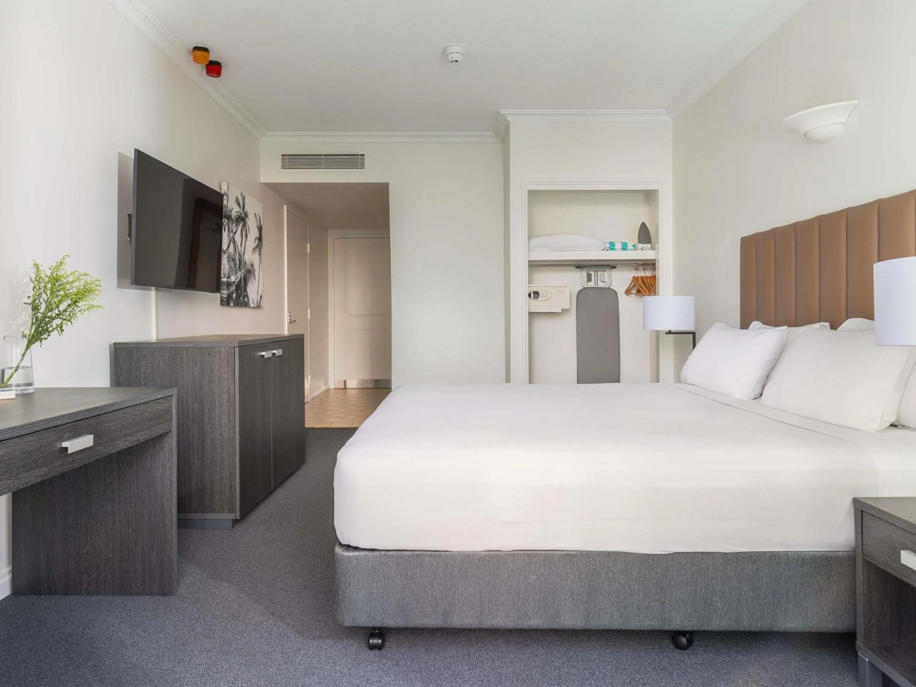 Bedroom, Bed in Mantra Legends Hotel