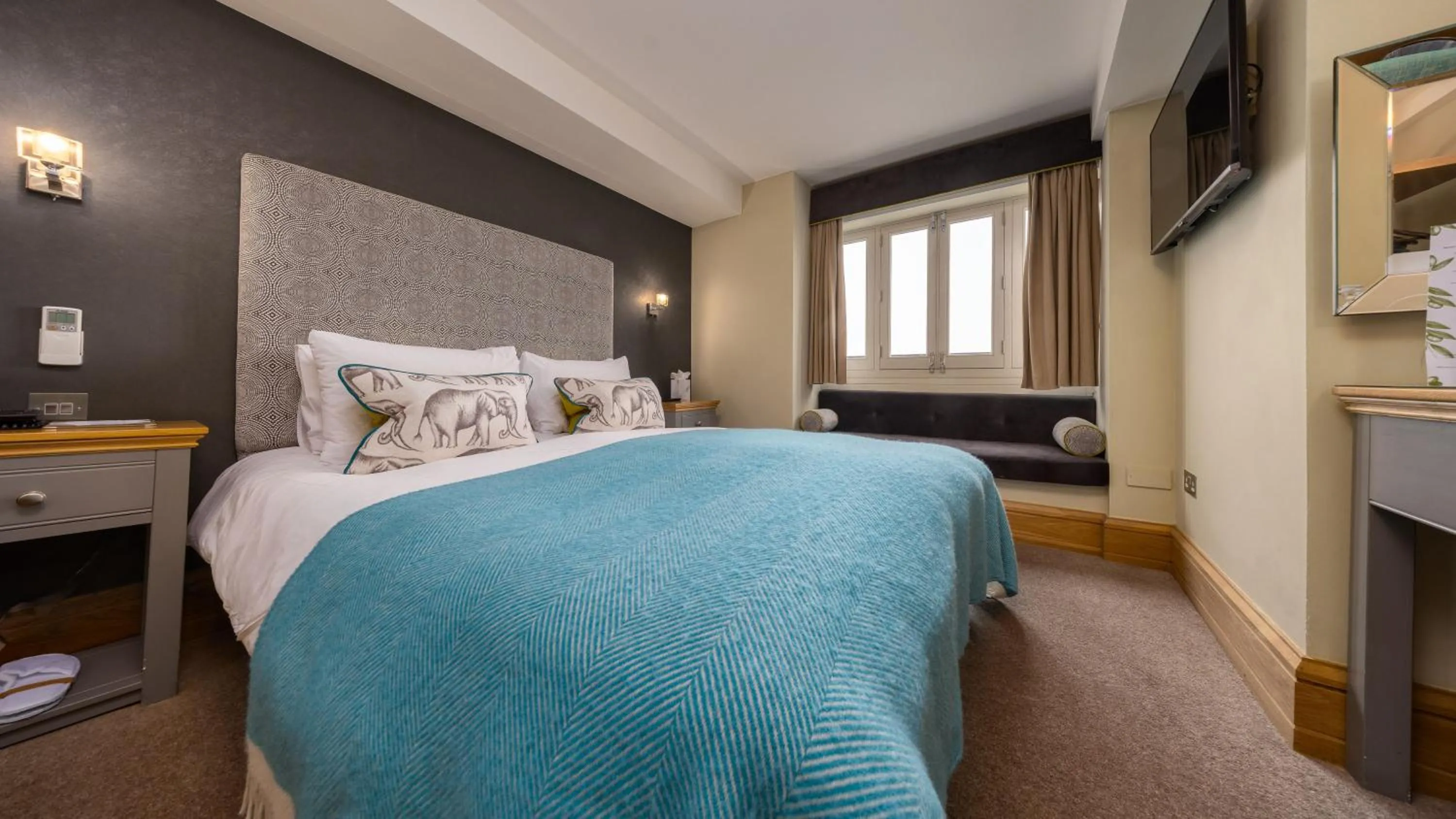 Bed in Ennios Boutique Hotel