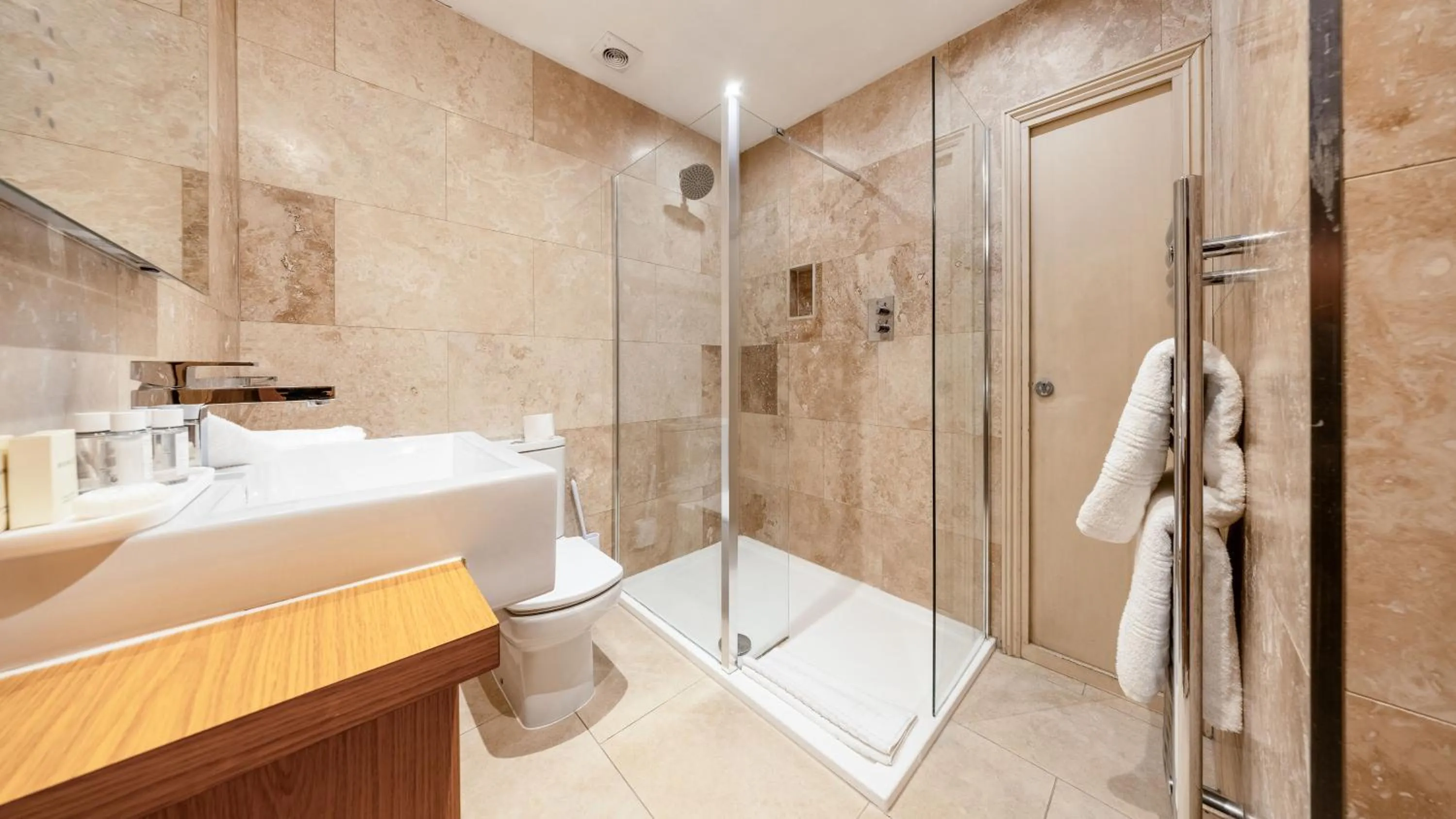 Shower in Ennios Boutique Hotel