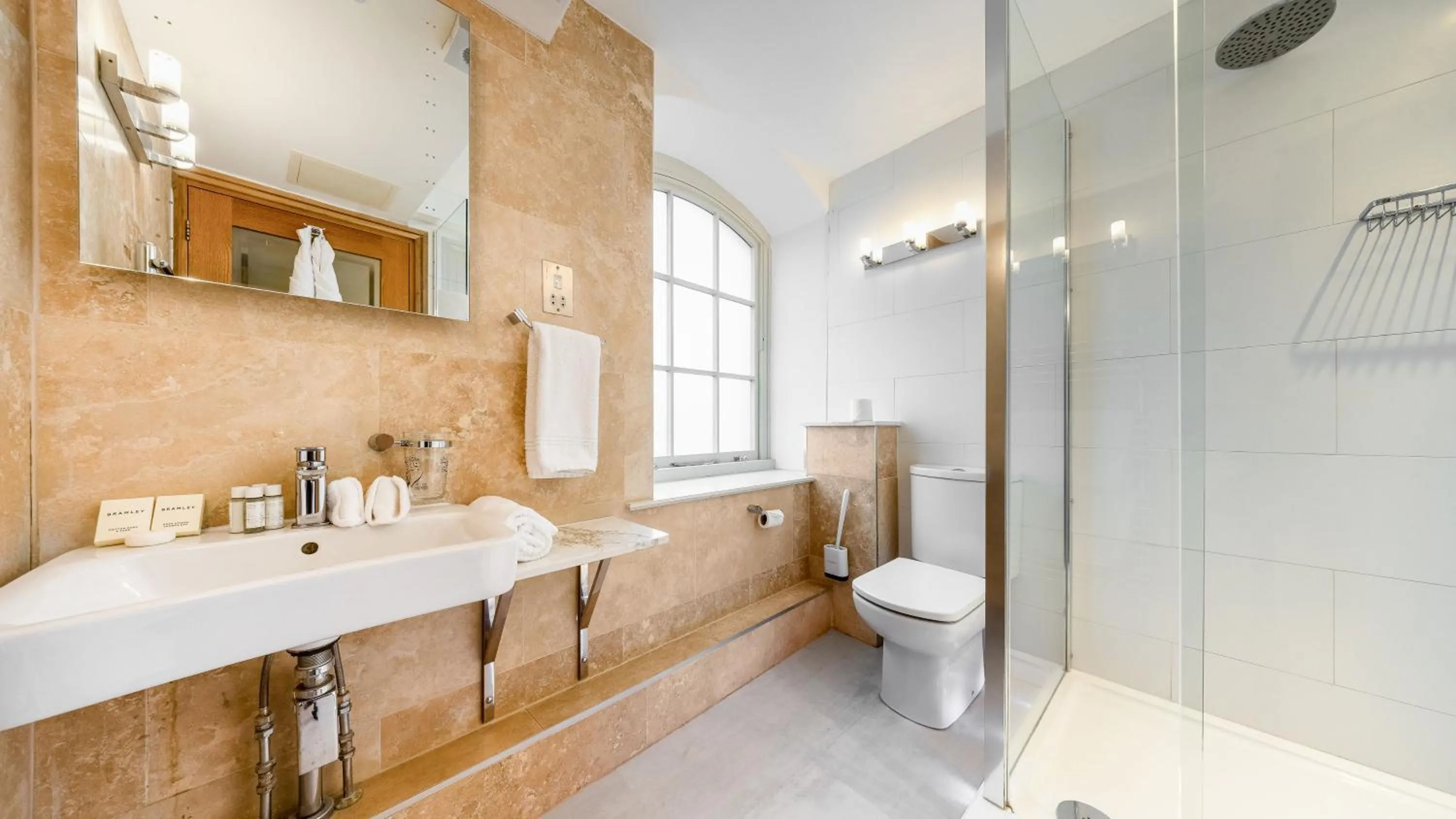 Toilet in Ennios Boutique Hotel