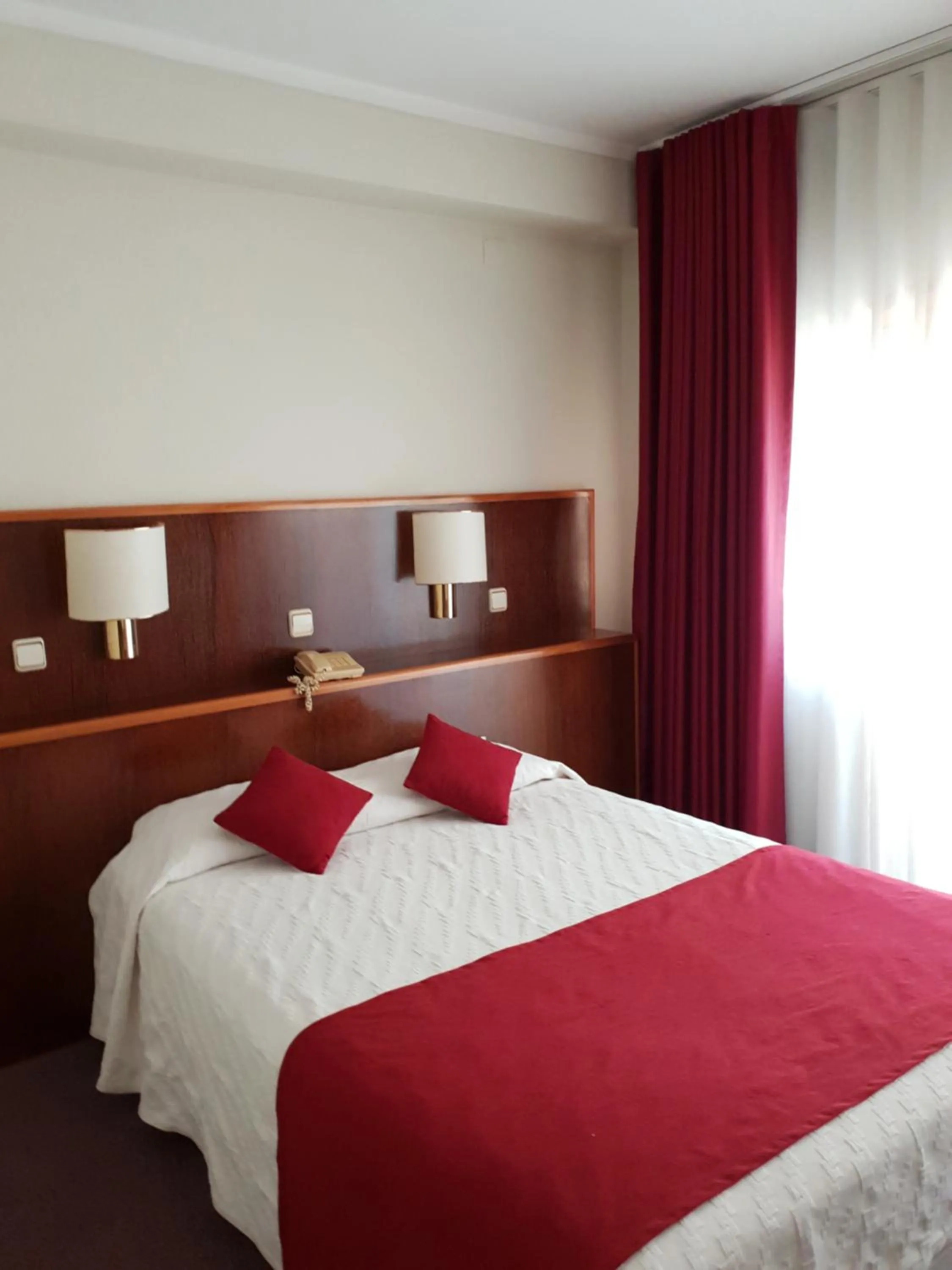 Bedroom, Bed in Luso Brasileiro