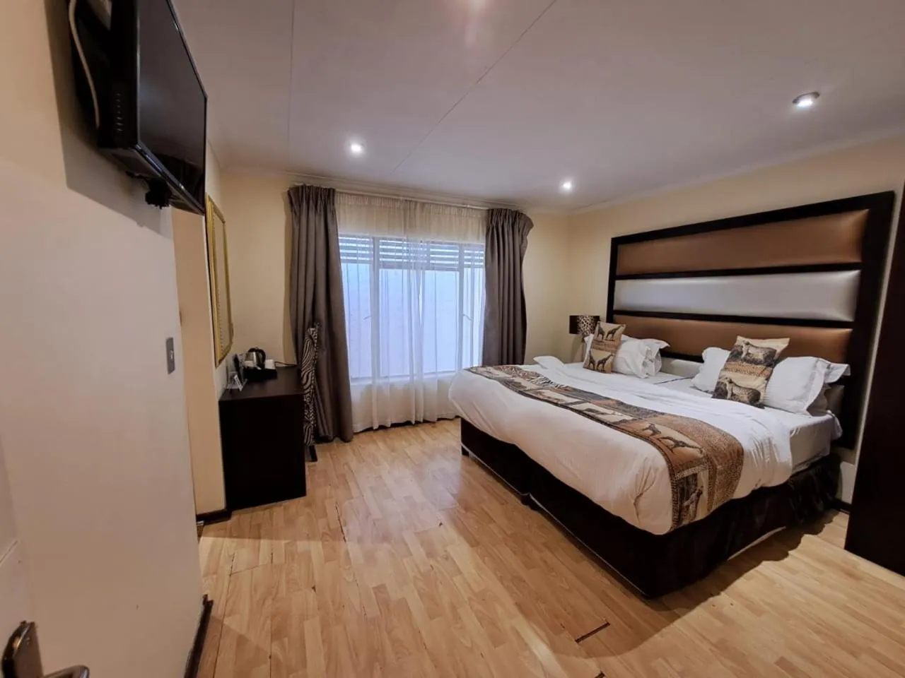 Bed in Ecotel Premier Lodge & Conference Centre