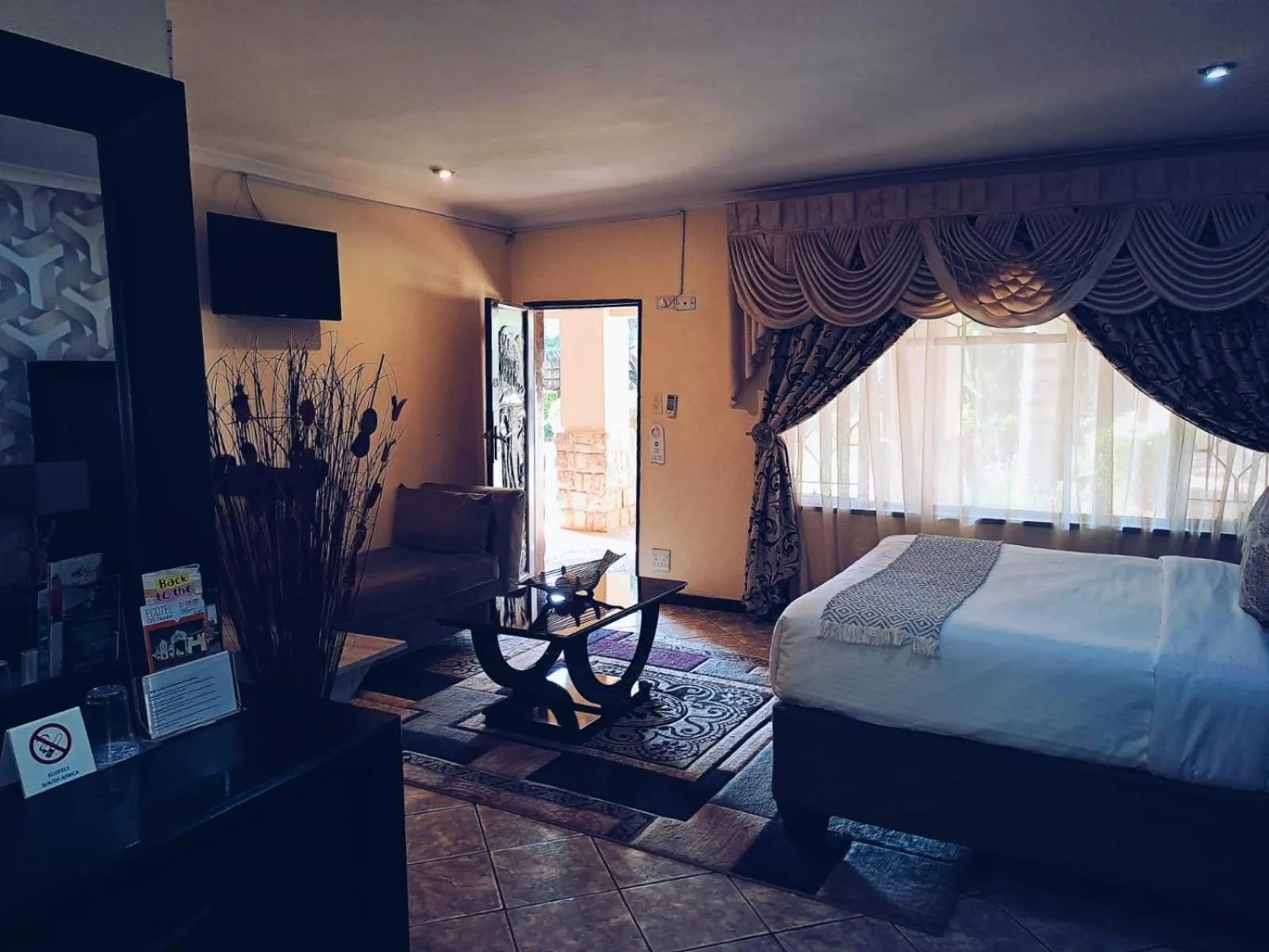 Bed in Ecotel Premier Lodge & Conference Centre