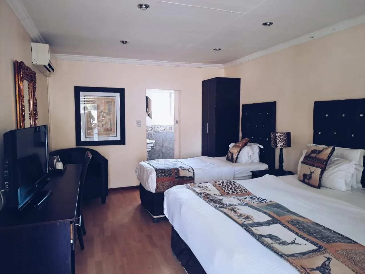 Bed in Ecotel Premier Lodge & Conference Centre