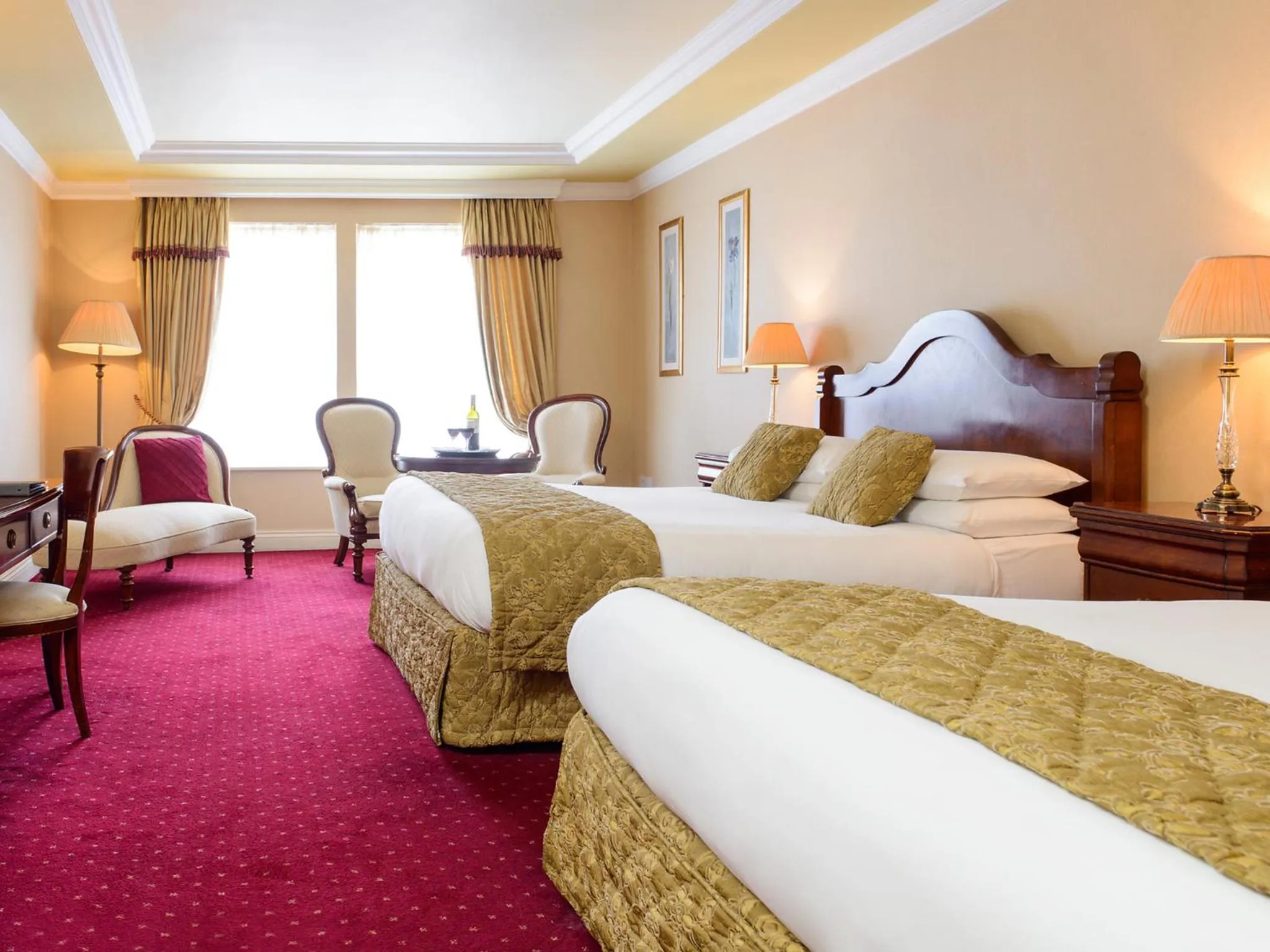 Photo of the whole room, Bed in Meadowlands Hotel