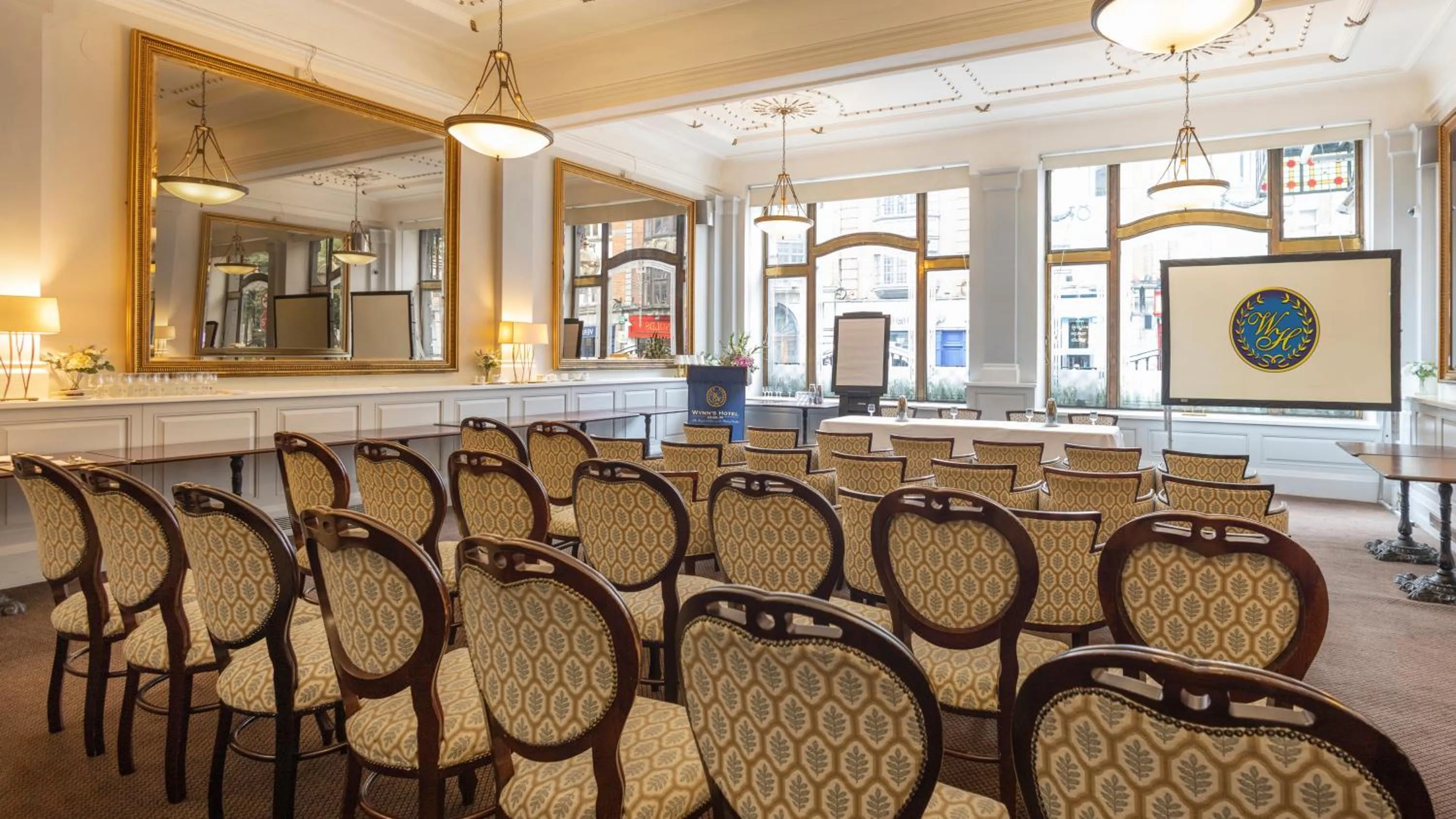 Restaurant/places to eat in Wynn's Hotel