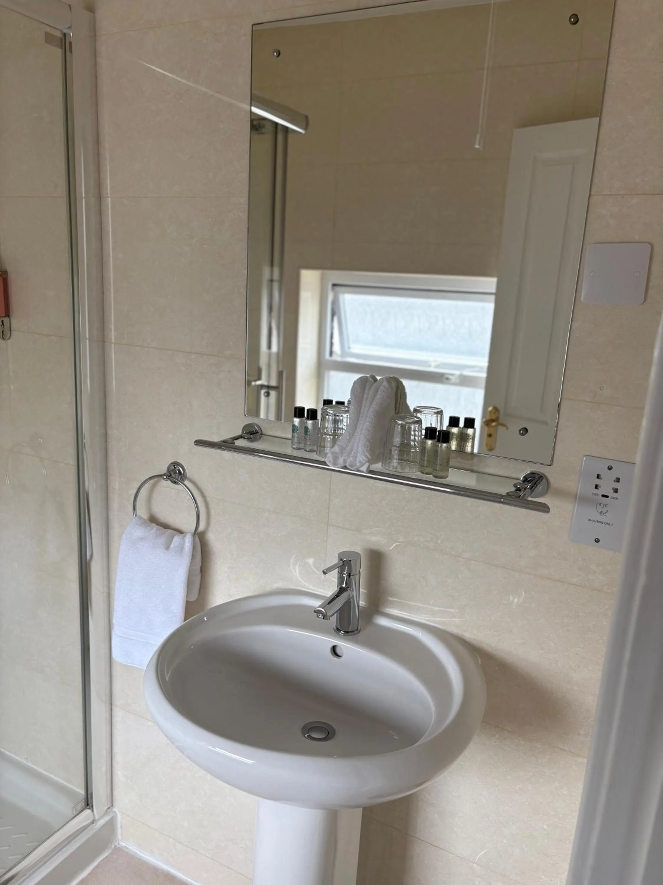 Bathroom in Phoenix Park Hotel