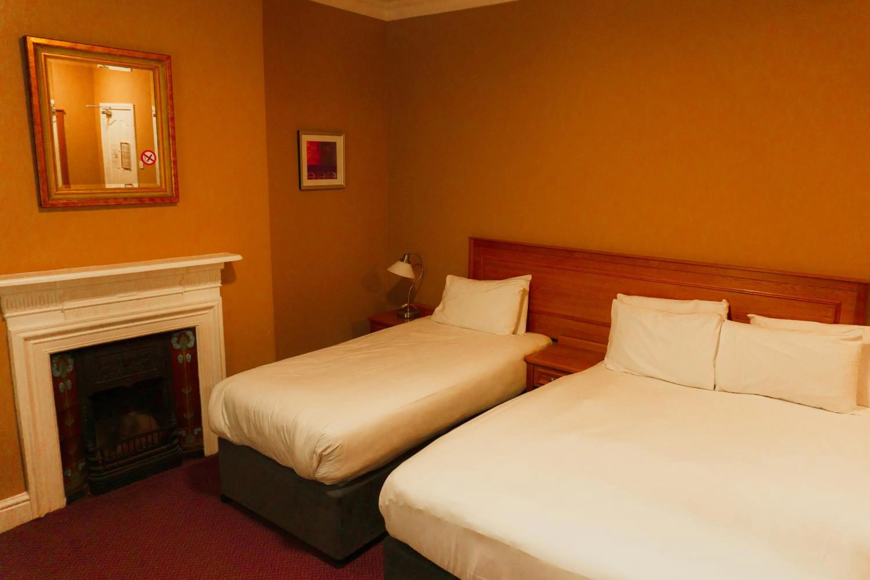 Bedroom, Bed in Phoenix Park Hotel