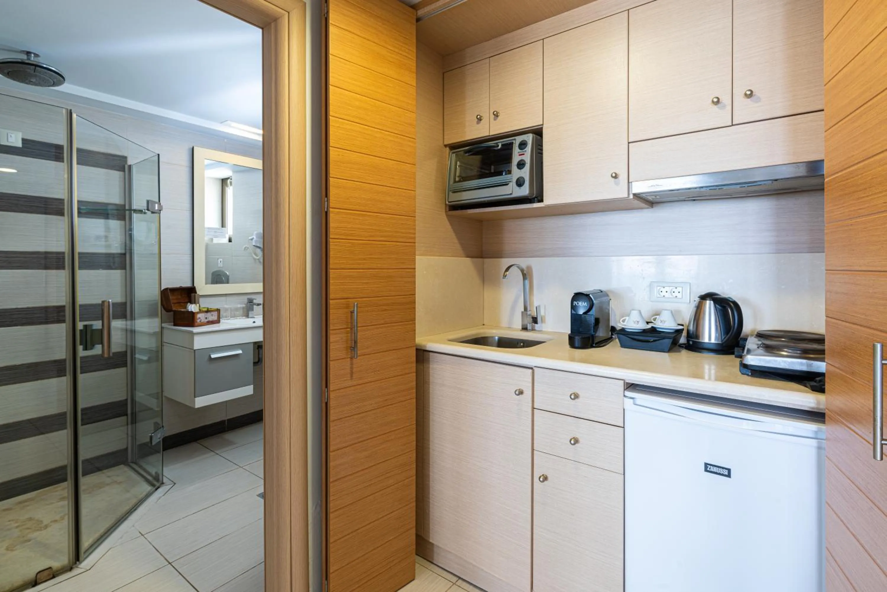 Coffee/tea facilities in Iolida Beach by Smile Hotels