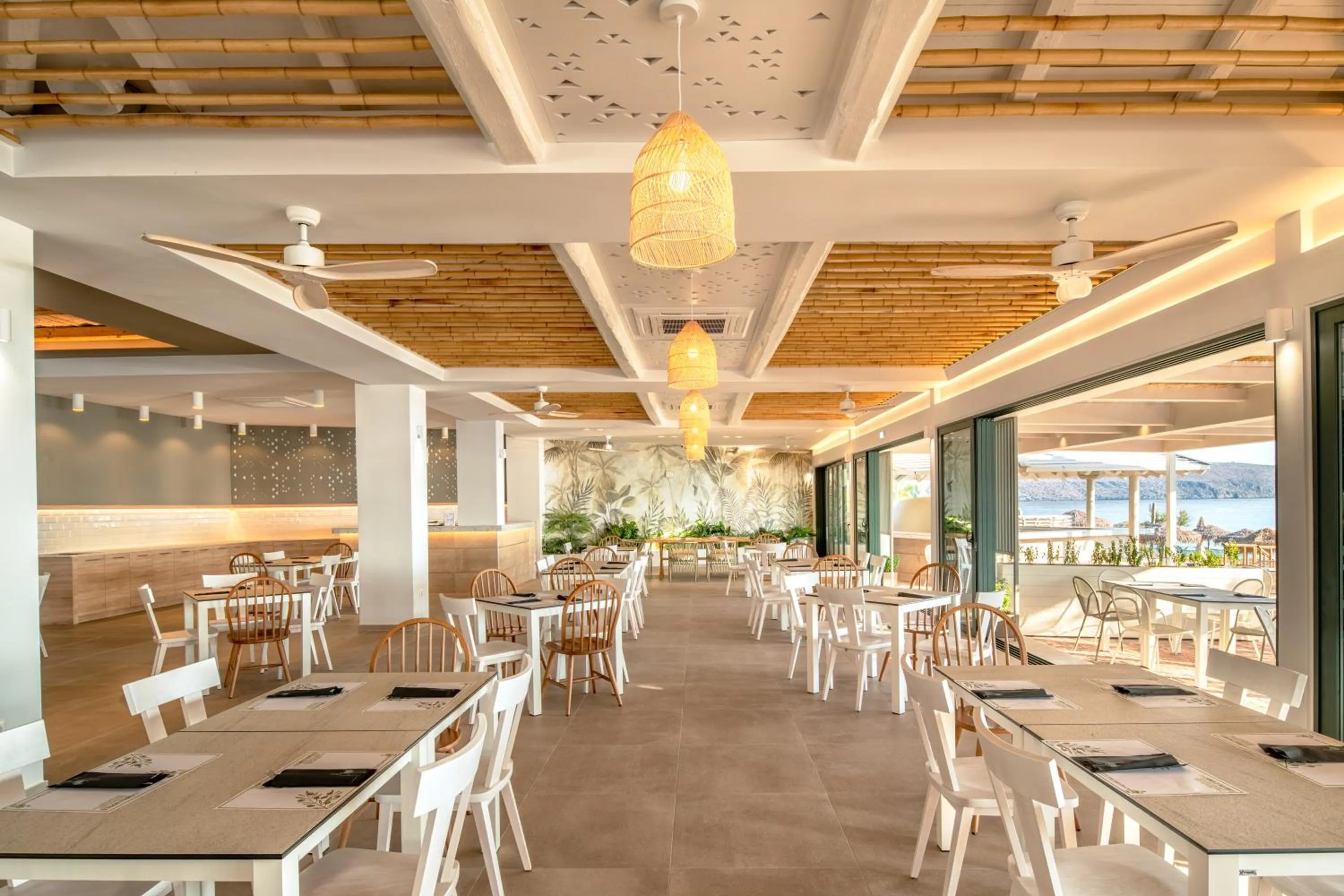 Restaurant/places to eat in Iolida Beach by Smile Hotels